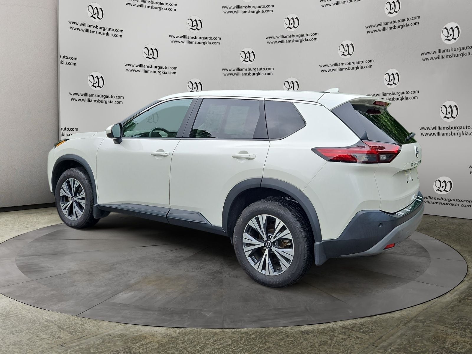 Pre-Owned 2023 Nissan Rogue SV - photo - 2