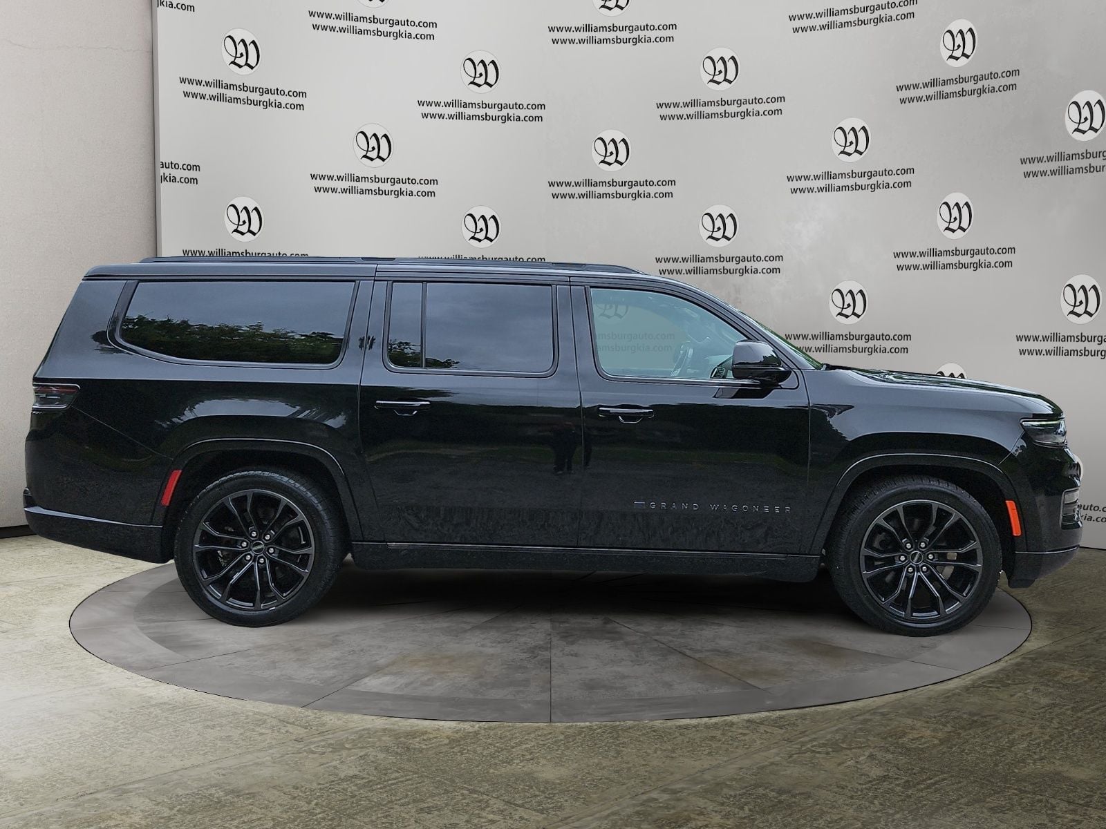 Pre-Owned 2024 Jeep Grand Wagoneer L Series II - photo - 5