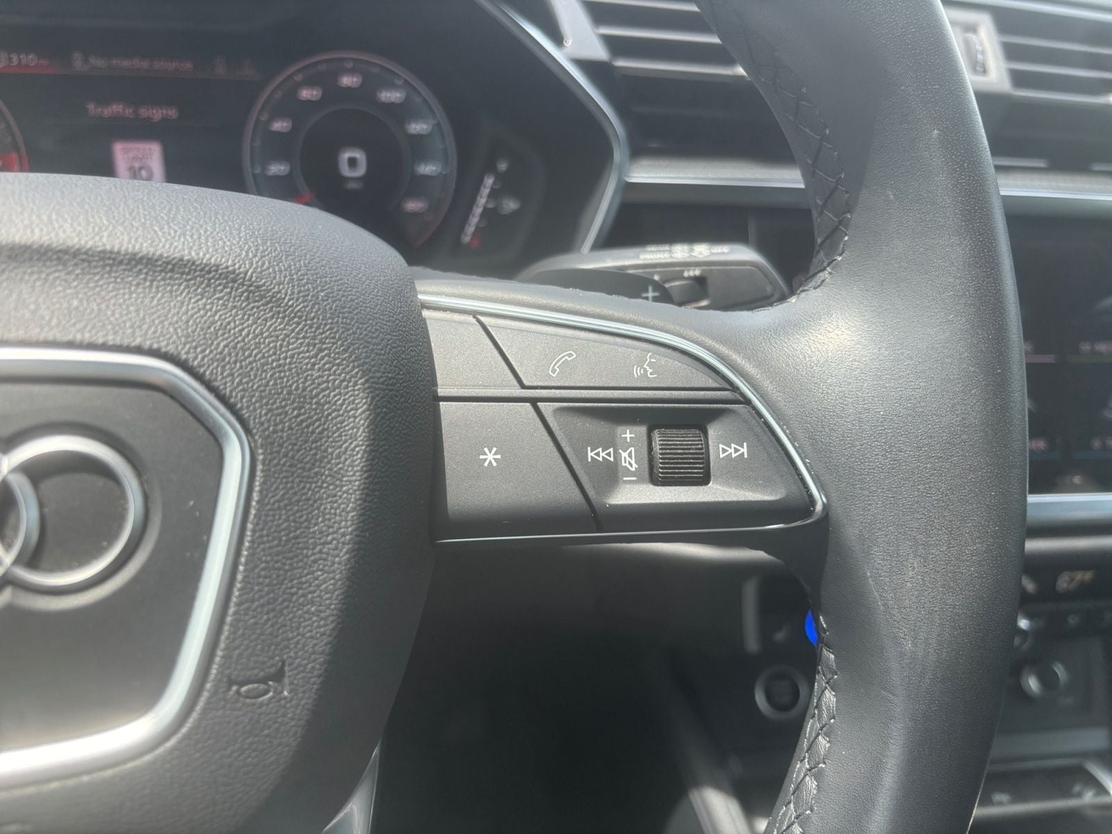 Pre-Owned 2024 Audi Q3 Premium Plus - photo - 22