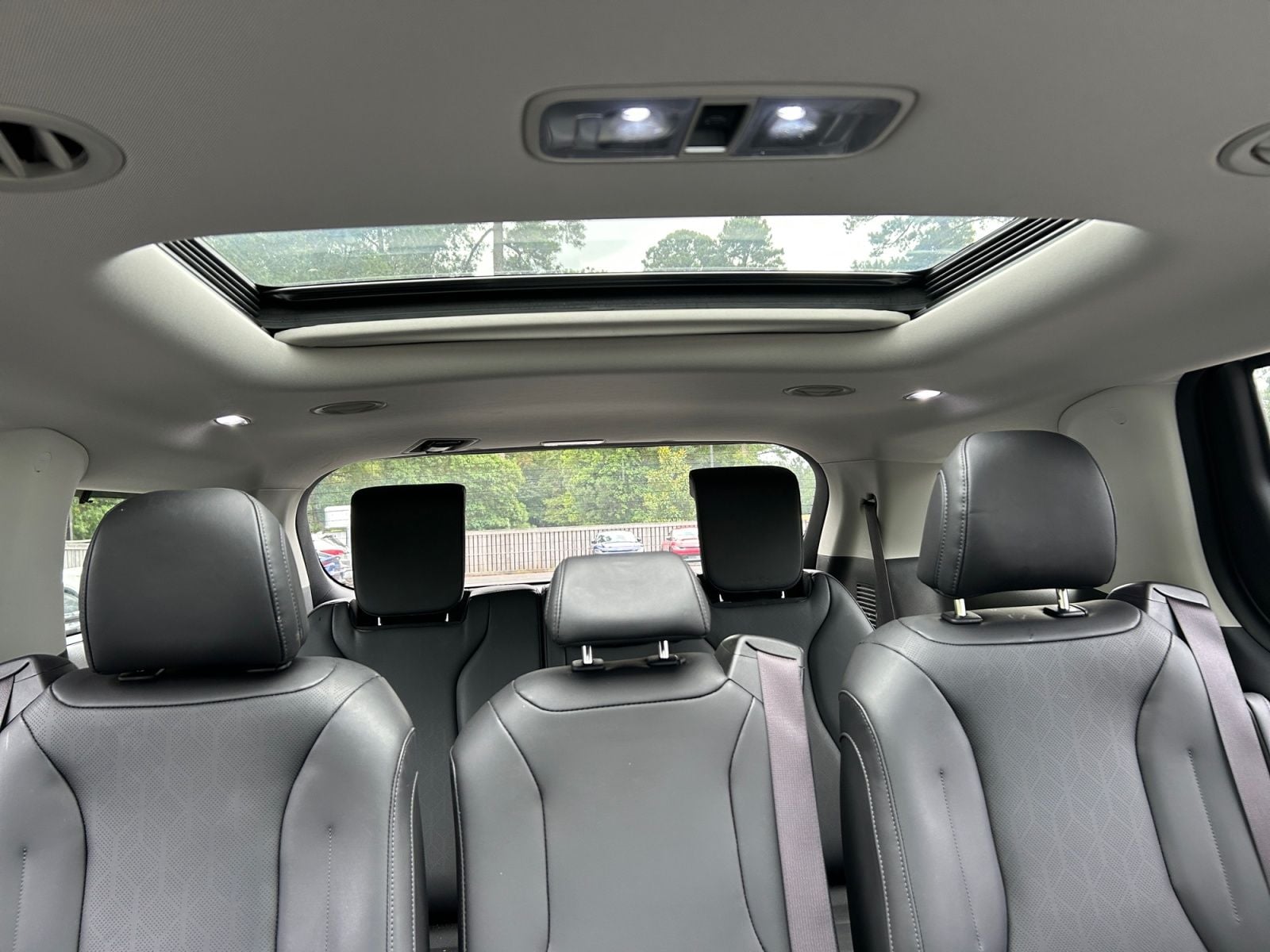 Pre-Owned 2025 Kia Carnival Hybrid SX - photo - 25