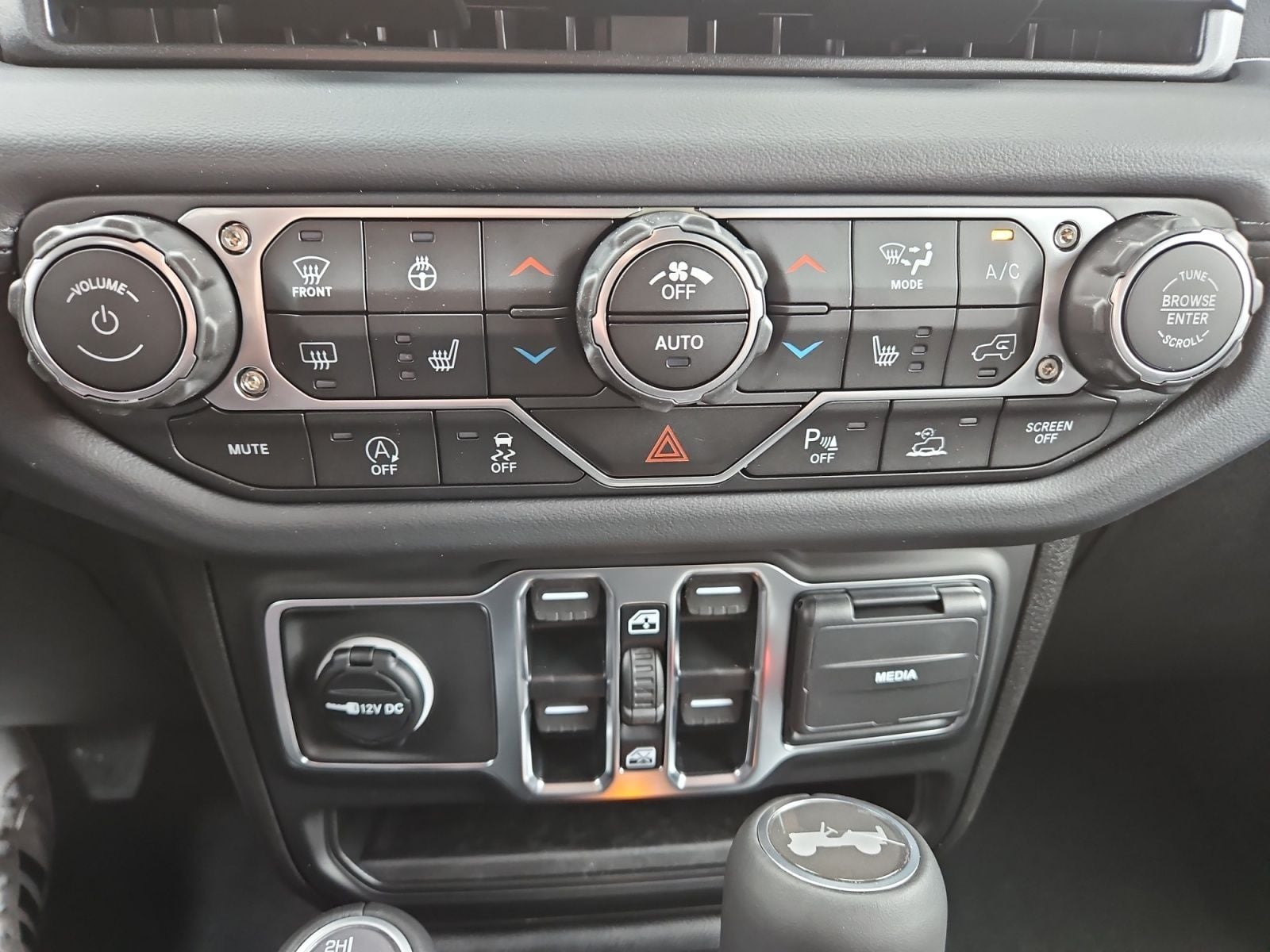 New 2025 Jeep Wrangler Sahara - photo - 27