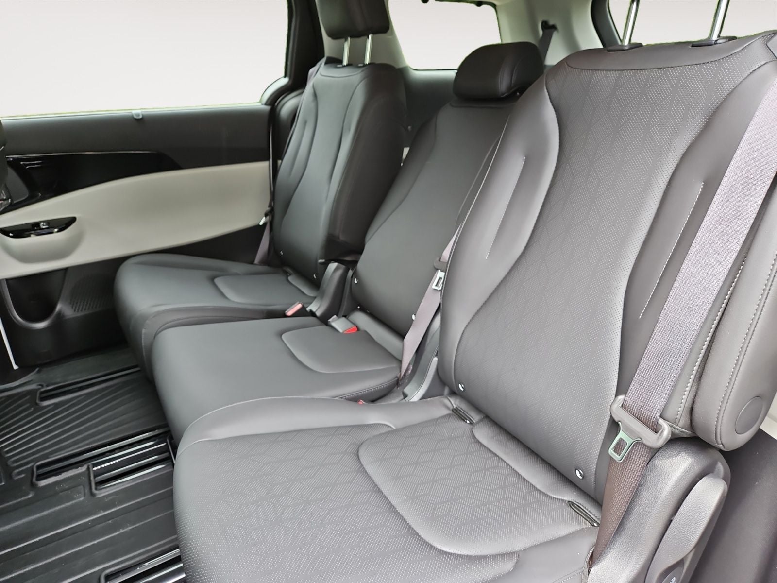 Pre-Owned 2024 Kia Carnival SX - photo - 12