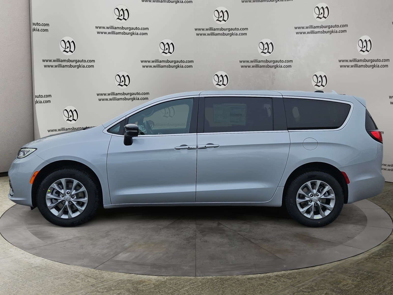 New 2026 Chrysler Pacifica Limited - photo - 1