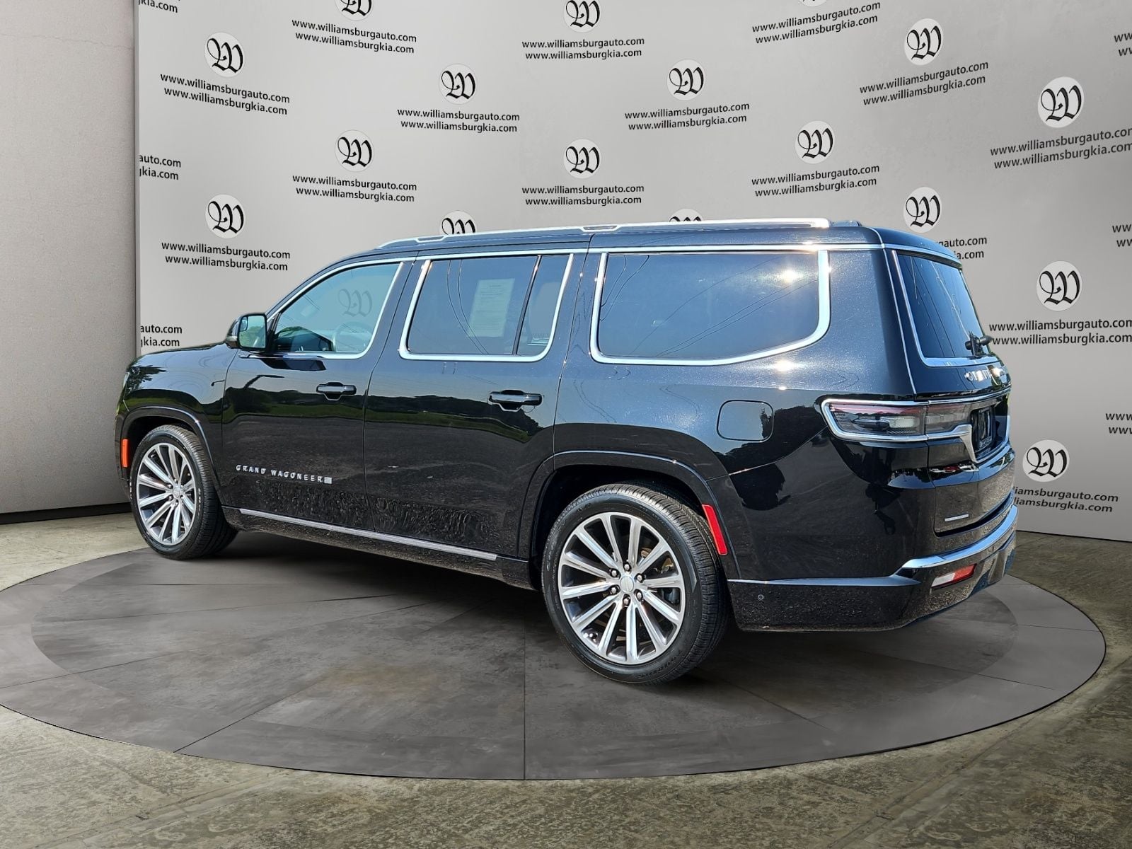 Pre-Owned 2022 Jeep Grand Wagoneer Series II - photo - 2