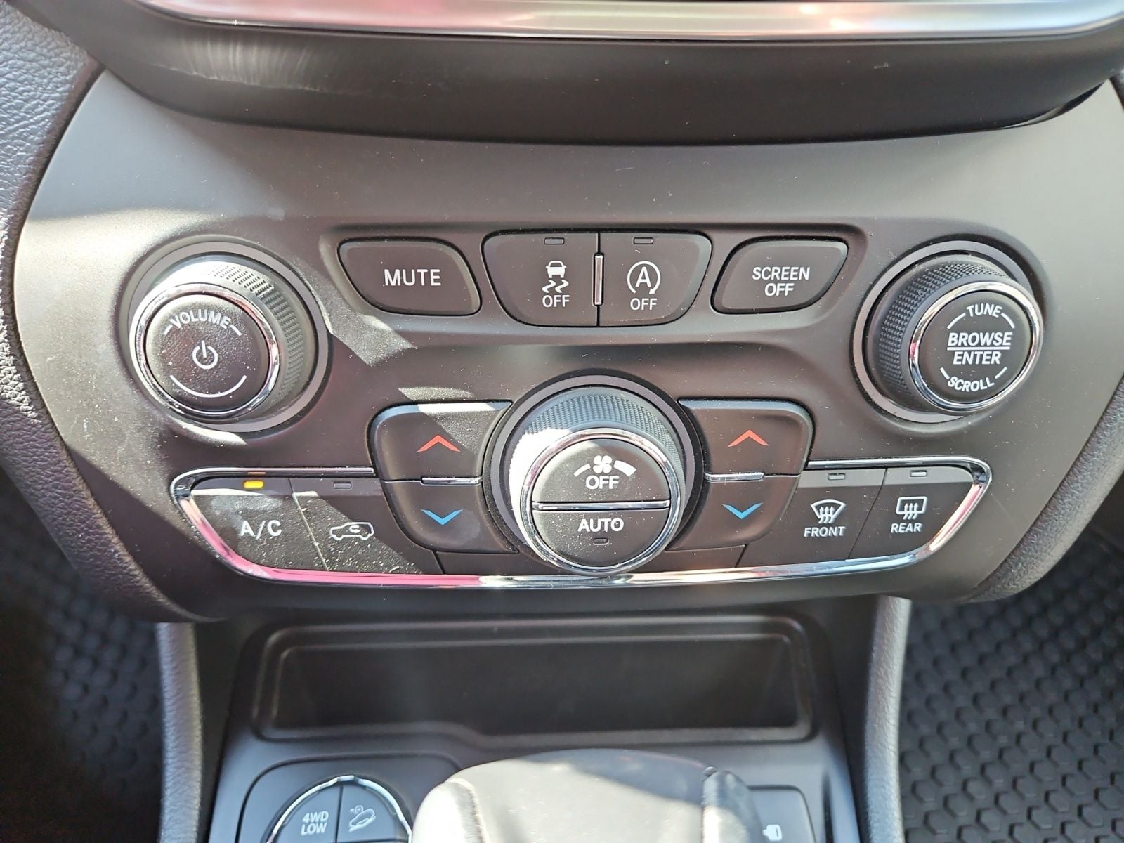 Pre-Owned 2022 Jeep Cherokee Trailhawk - photo - 26