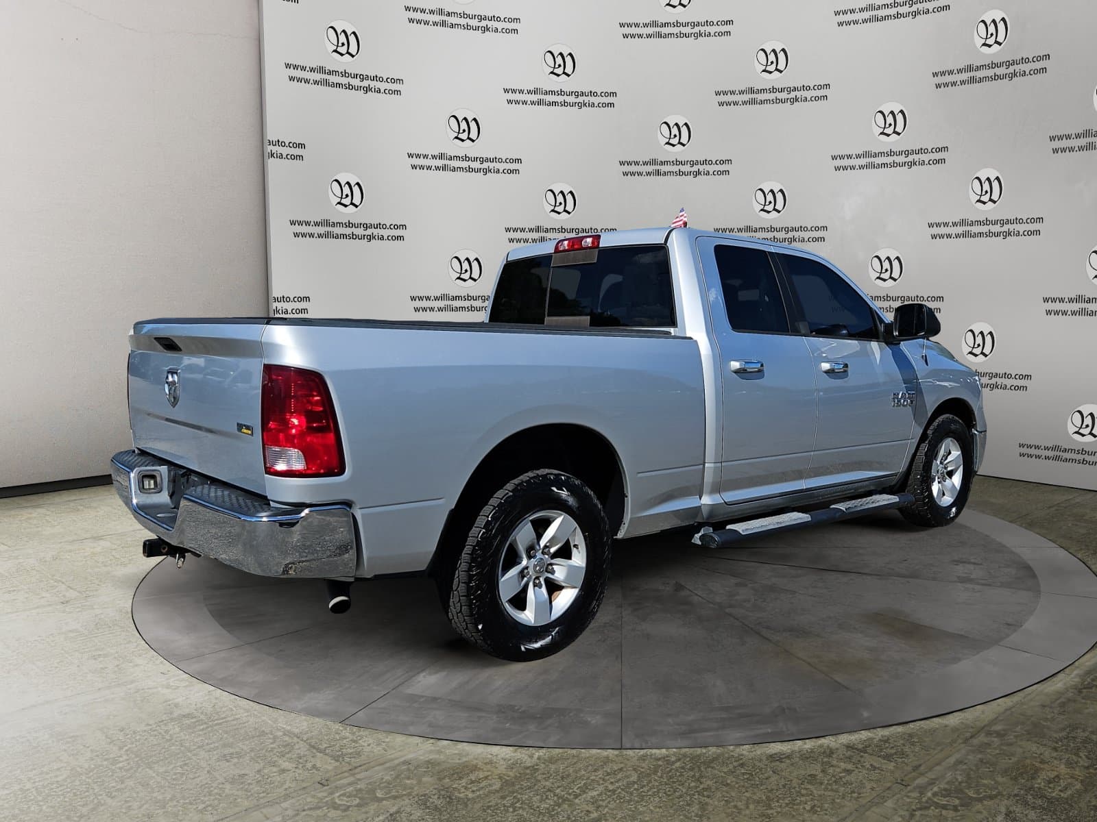 Pre-Owned 2017 Ram 1500 SLT - photo - 4
