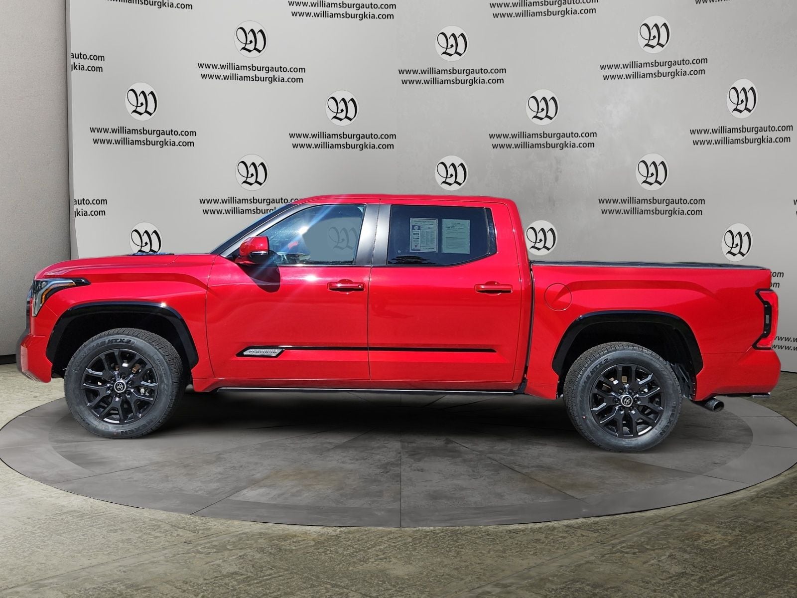 Pre-Owned 2024 Toyota Tundra Hybrid Platinum - photo - 1