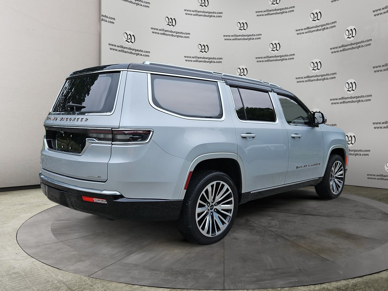 Pre-Owned 2022 Jeep Grand Wagoneer Series III - photo - 4