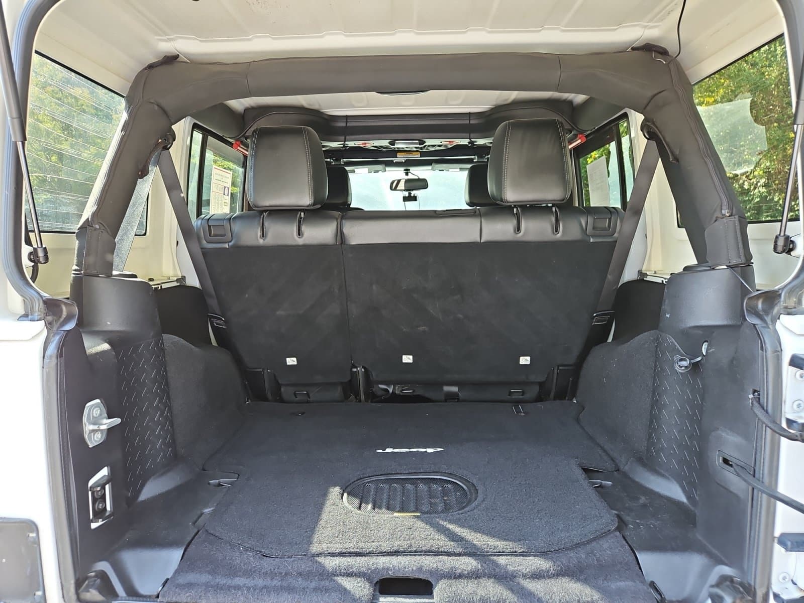 Pre-Owned 2016 Jeep Wrangler Unlimited Sahara - photo - 18
