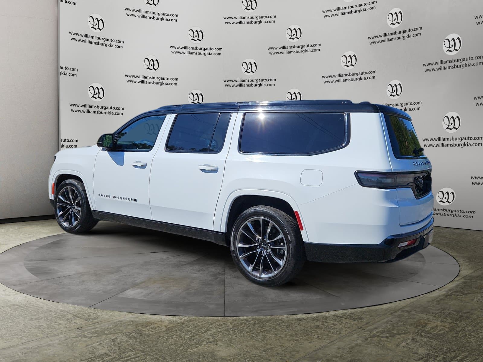 Pre-Owned 2024 Jeep Grand Wagoneer L Series II - photo - 2