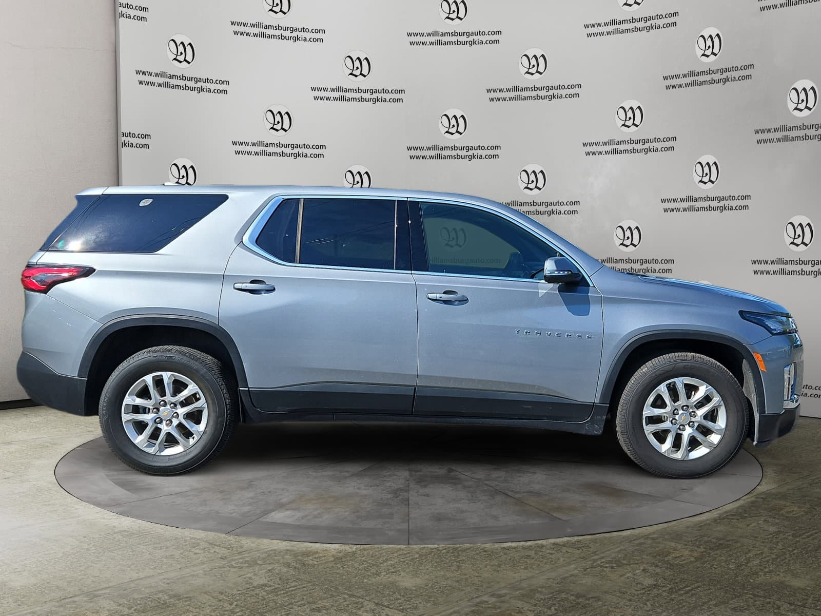 Pre-Owned 2023 Chevrolet Traverse LS - photo - 5