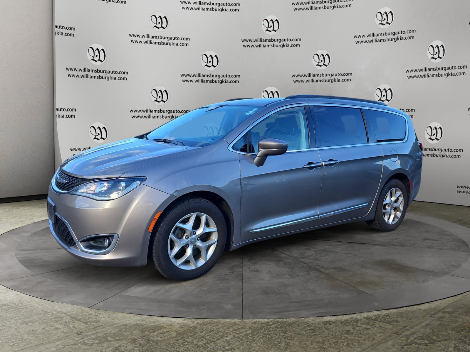 Pre-Owned 2017 Chrysler Pacifica Touring L - photo - 0