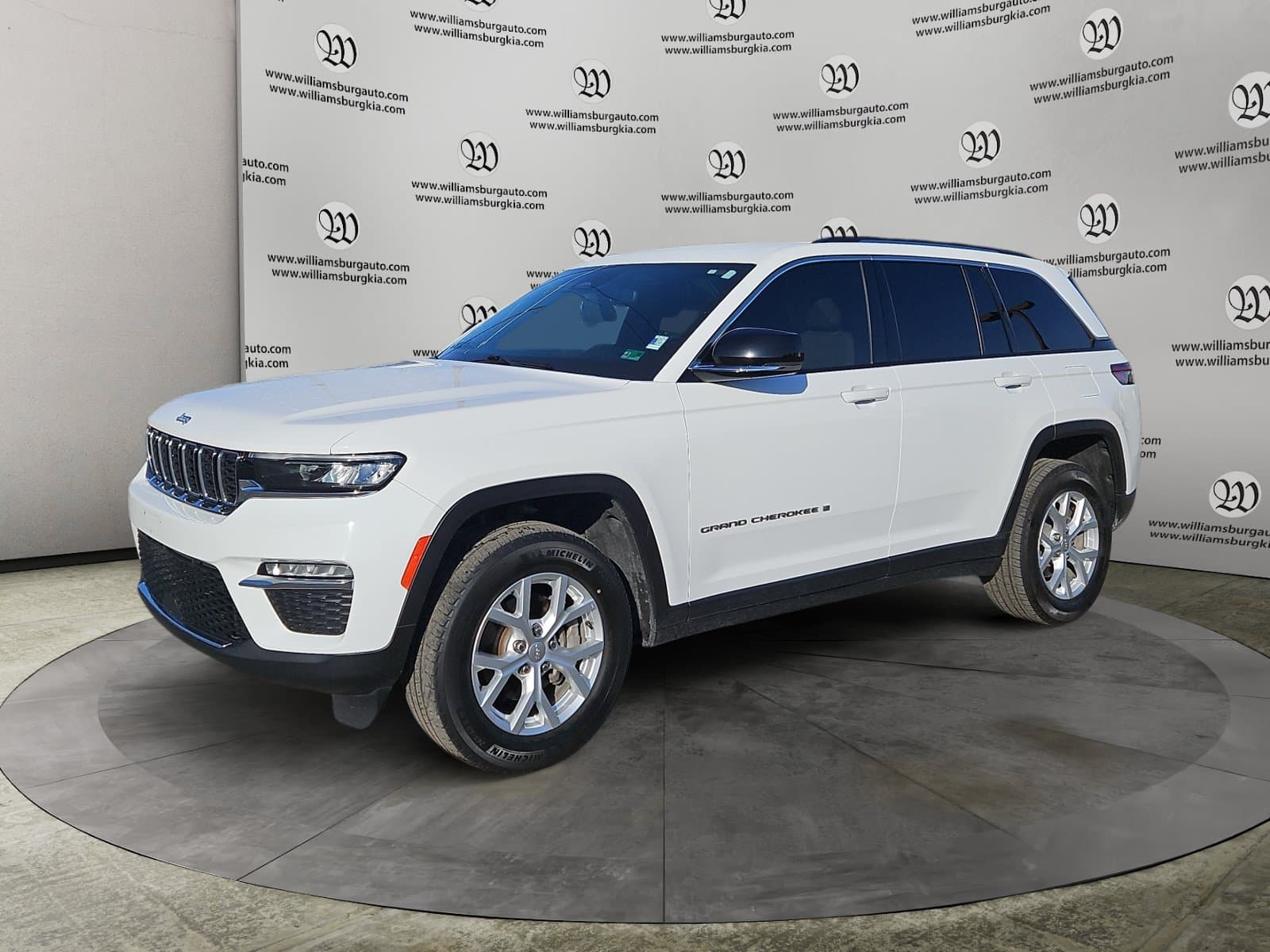 Pre-Owned 2023 Jeep Grand Cherokee Limited - photo - 0