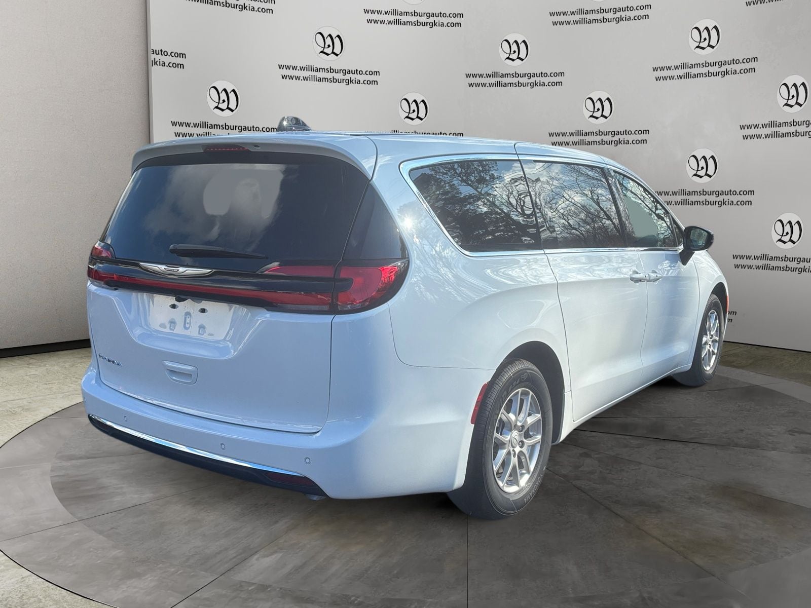 New 2026 Chrysler Pacifica Select - photo - 4
