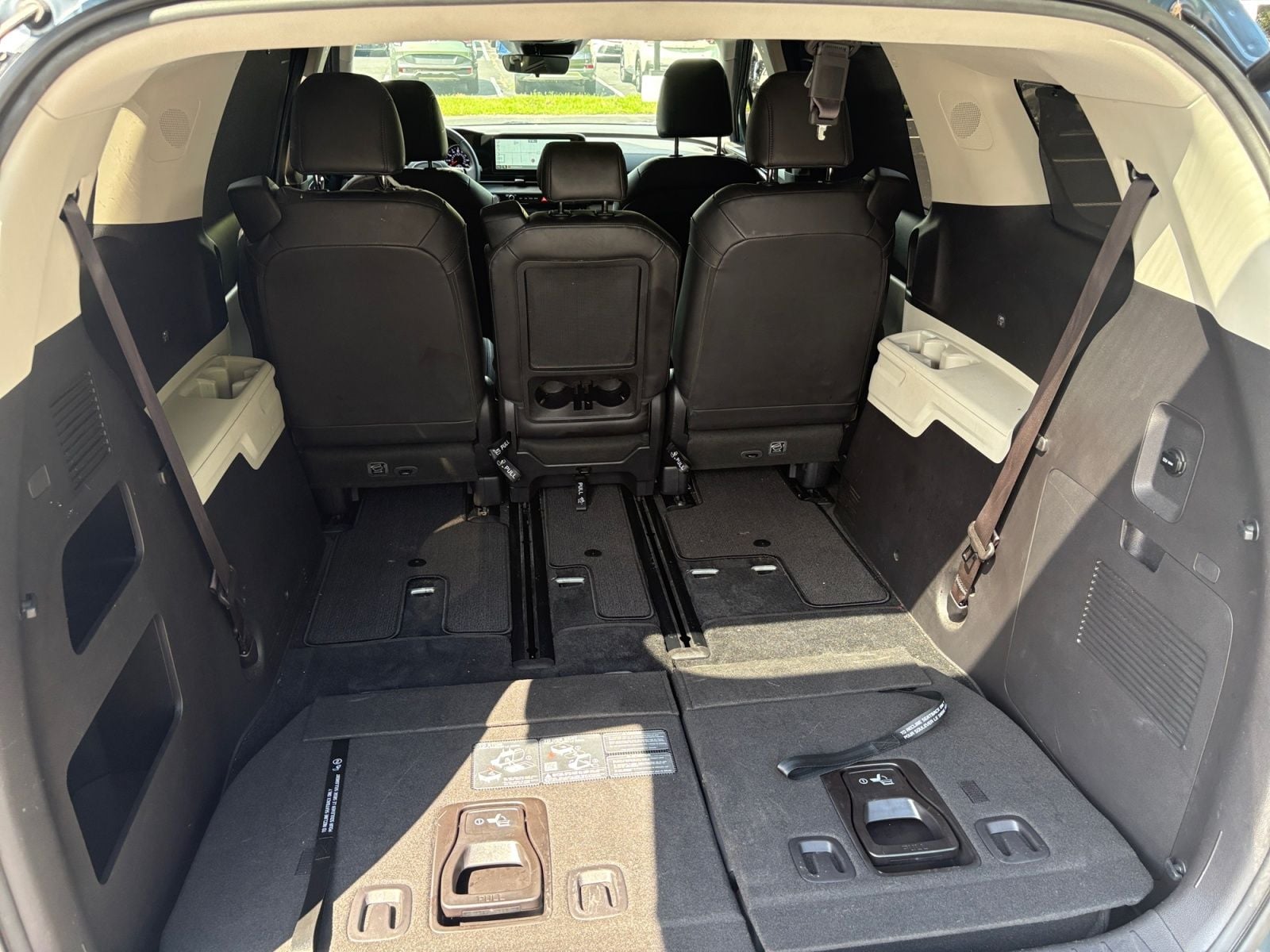 Pre-Owned 2024 Kia Carnival EX - photo - 27