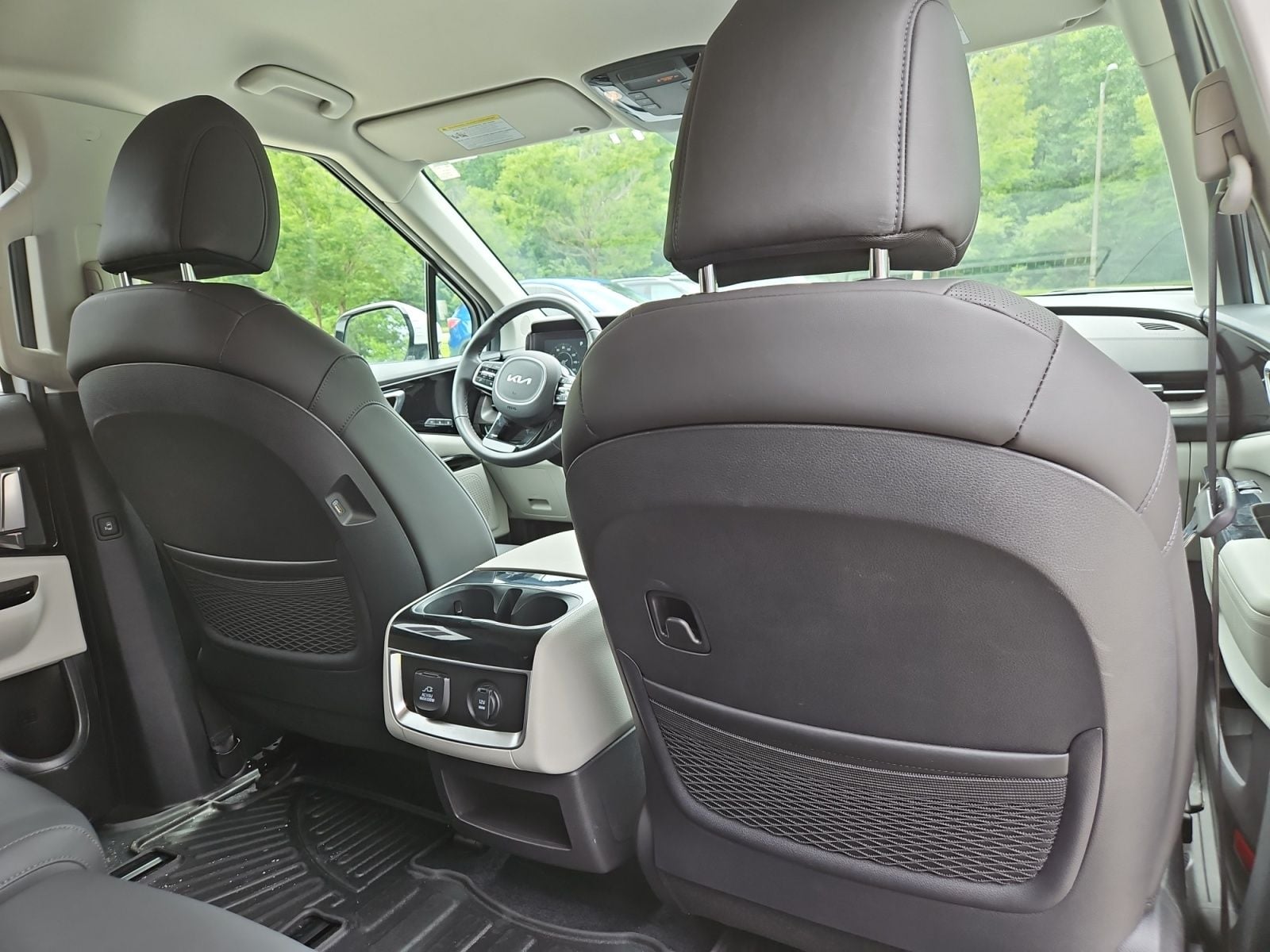 Pre-Owned 2024 Kia Carnival SX - photo - 17