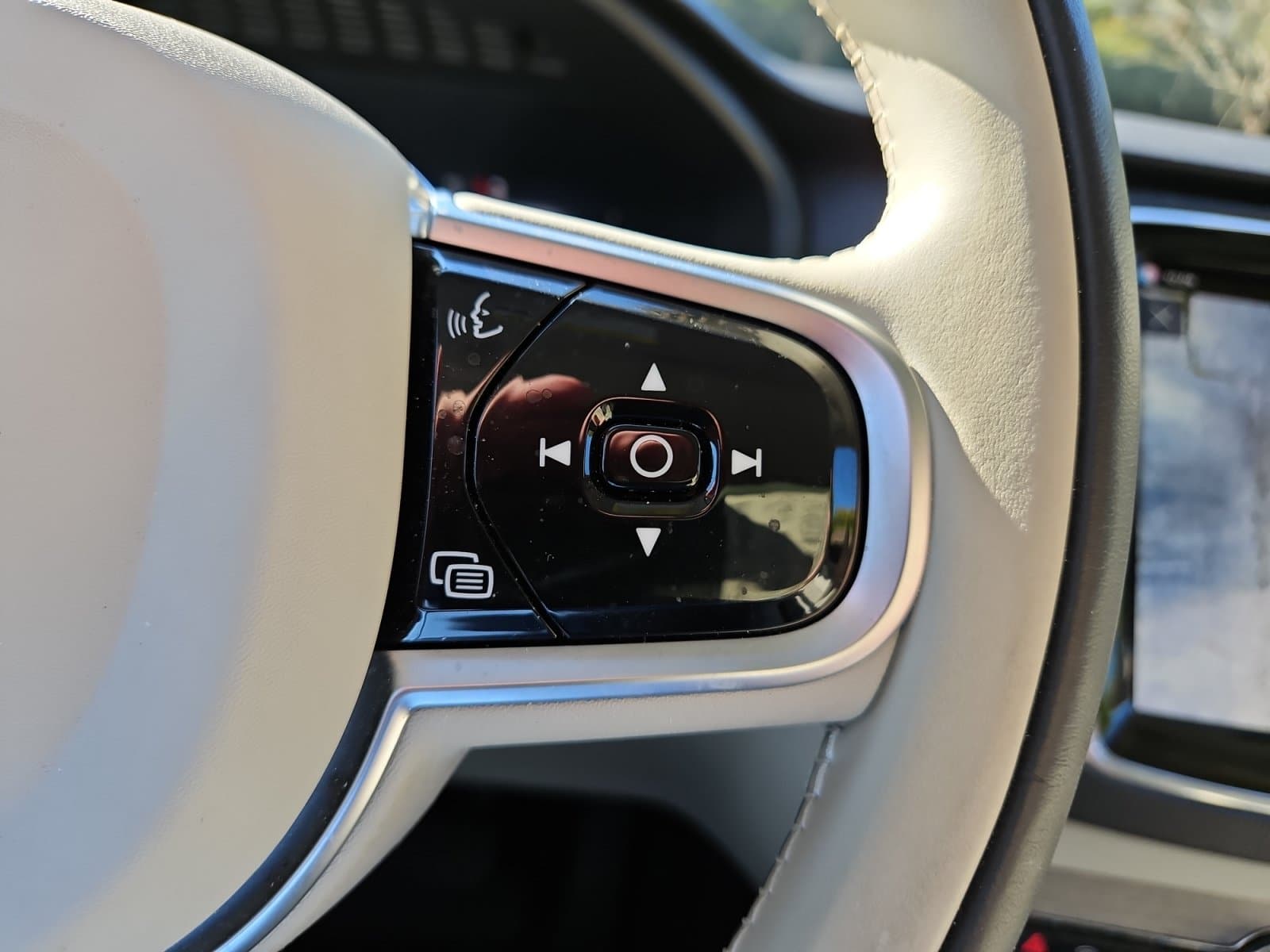 Pre-Owned 2025 Volvo XC90 B6 Plus 7-Seater - photo - 25