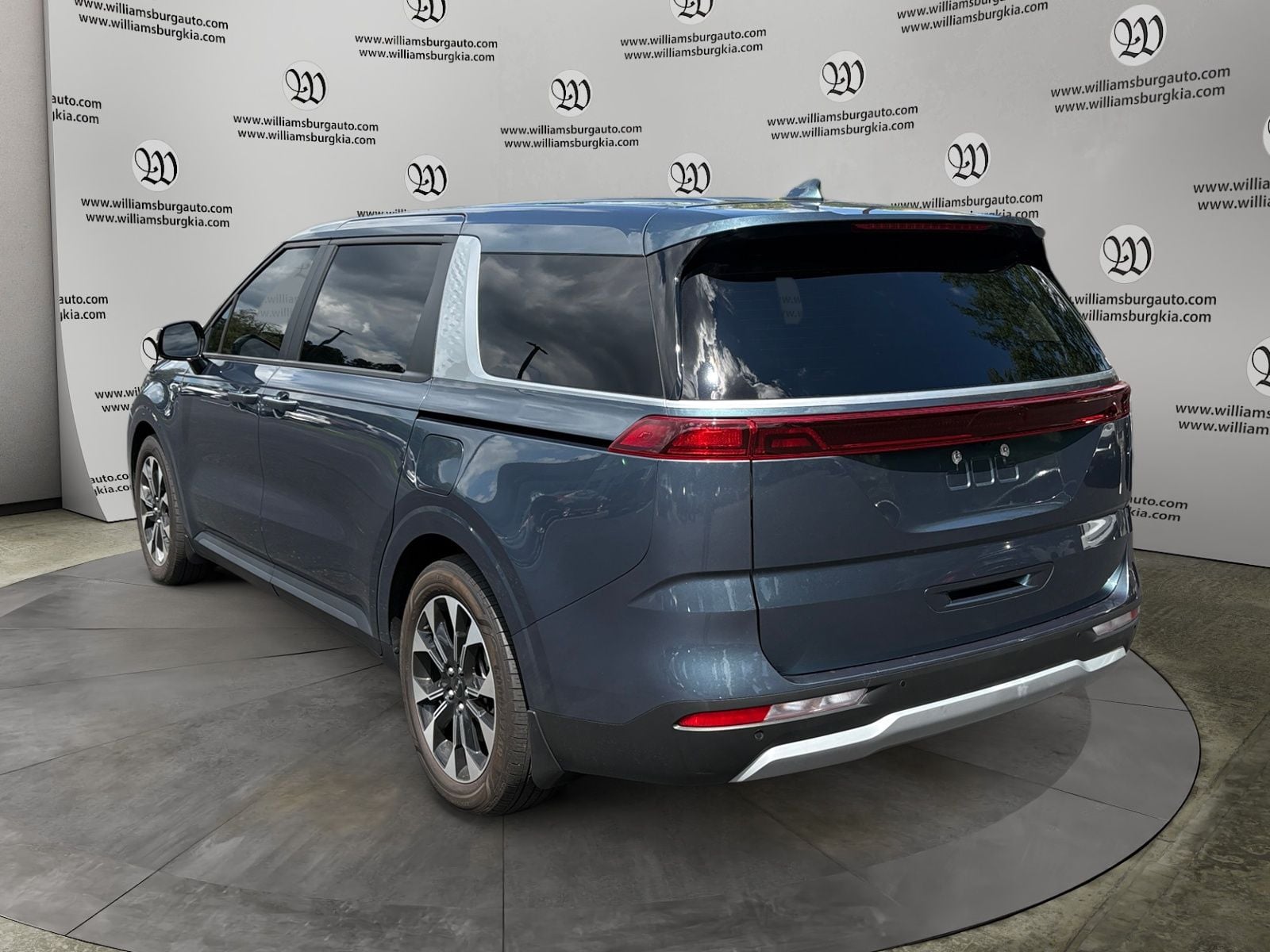 Pre-Owned 2024 Kia Carnival EX - photo - 2