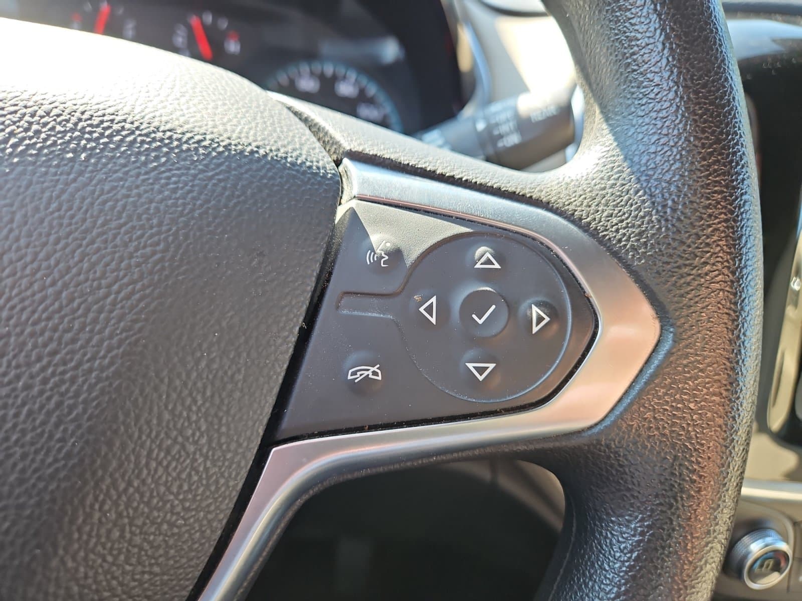 Pre-Owned 2023 Chevrolet Traverse LS - photo - 25