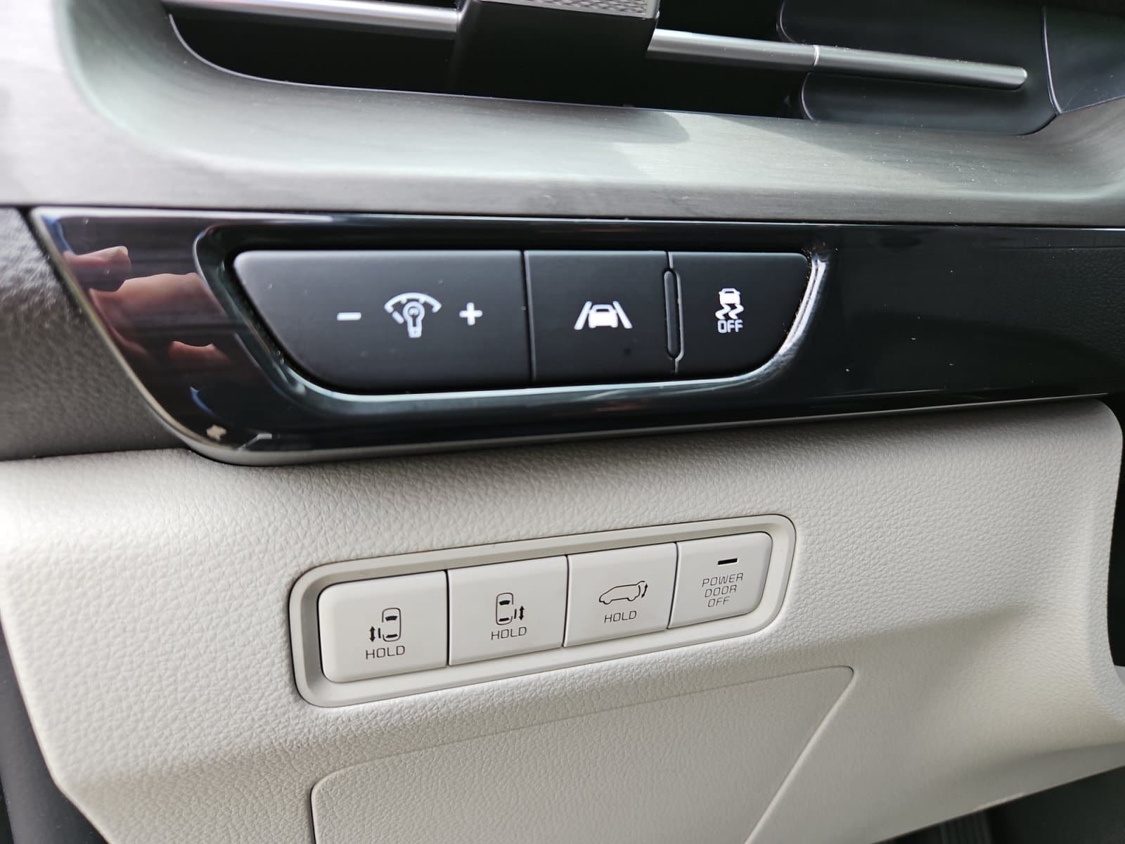 Pre-Owned 2024 Kia Carnival SX - photo - 22
