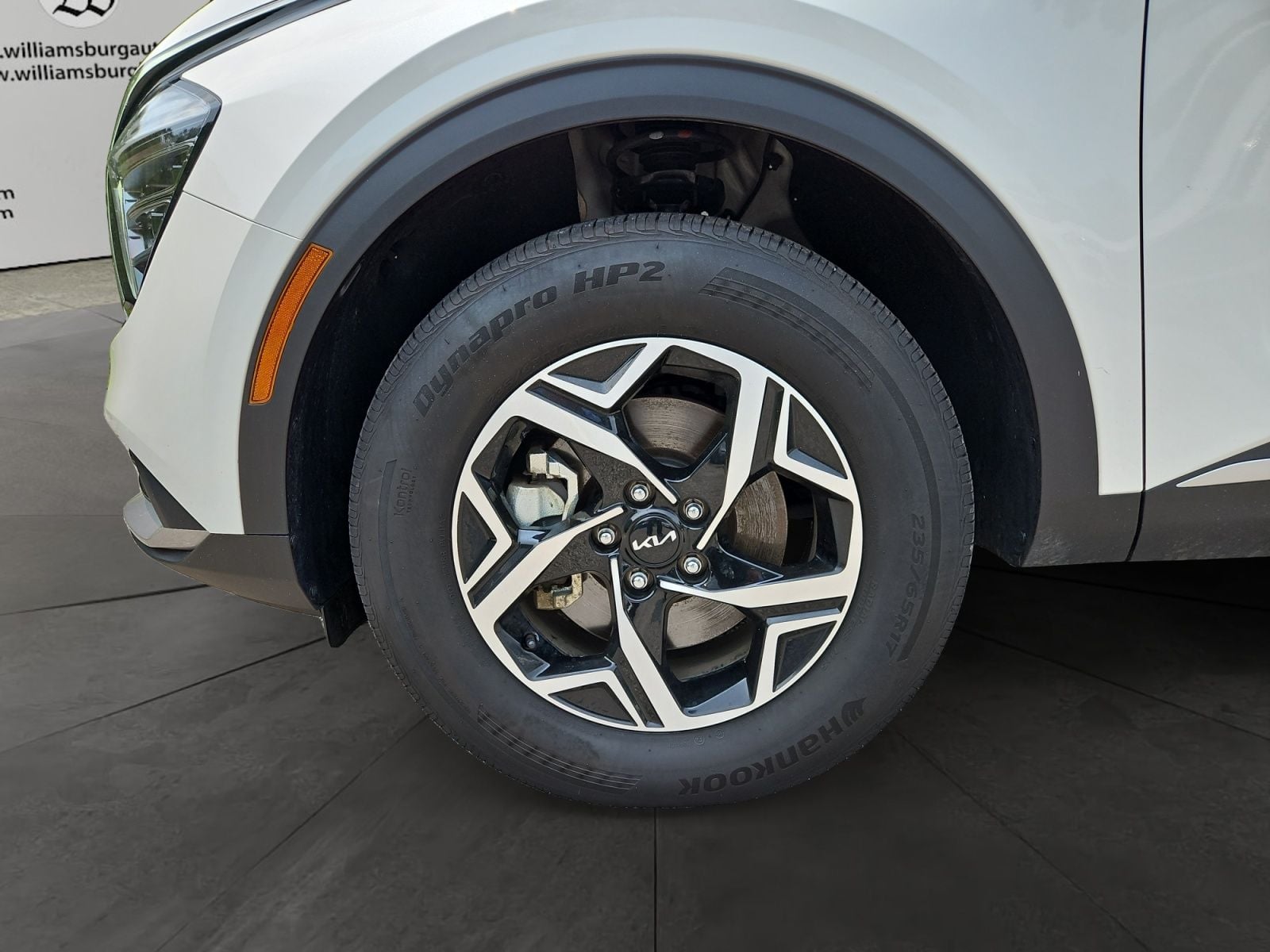Pre-Owned 2025 Kia Sportage LX - photo - 13