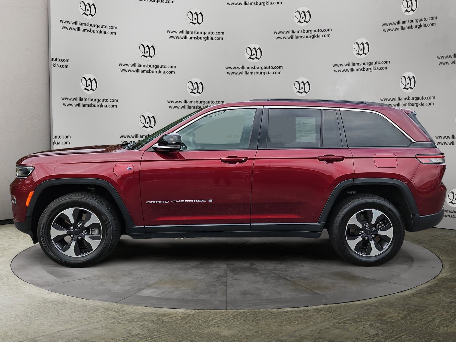 Pre-Owned 2024 Jeep Grand Cherokee 4xe - photo - 1