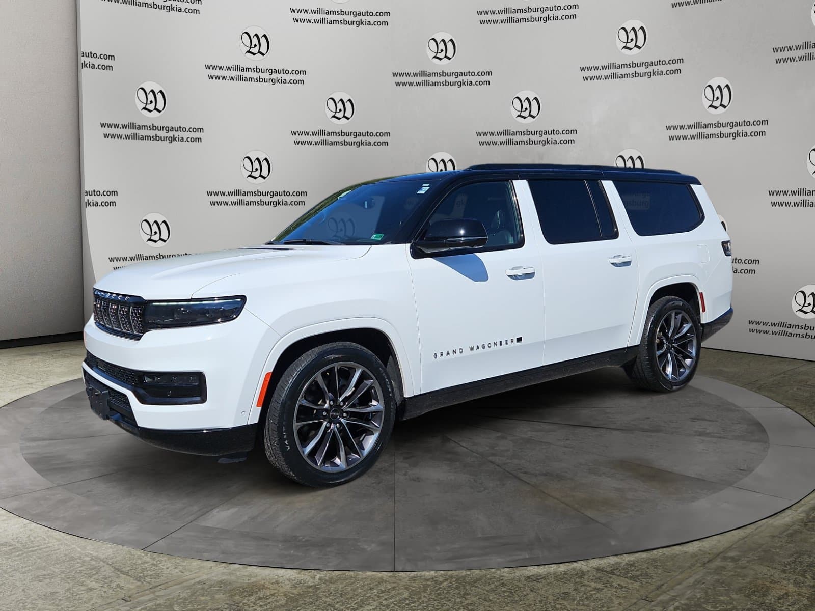Pre-Owned 2024 Jeep Grand Wagoneer L Series II - photo - 0