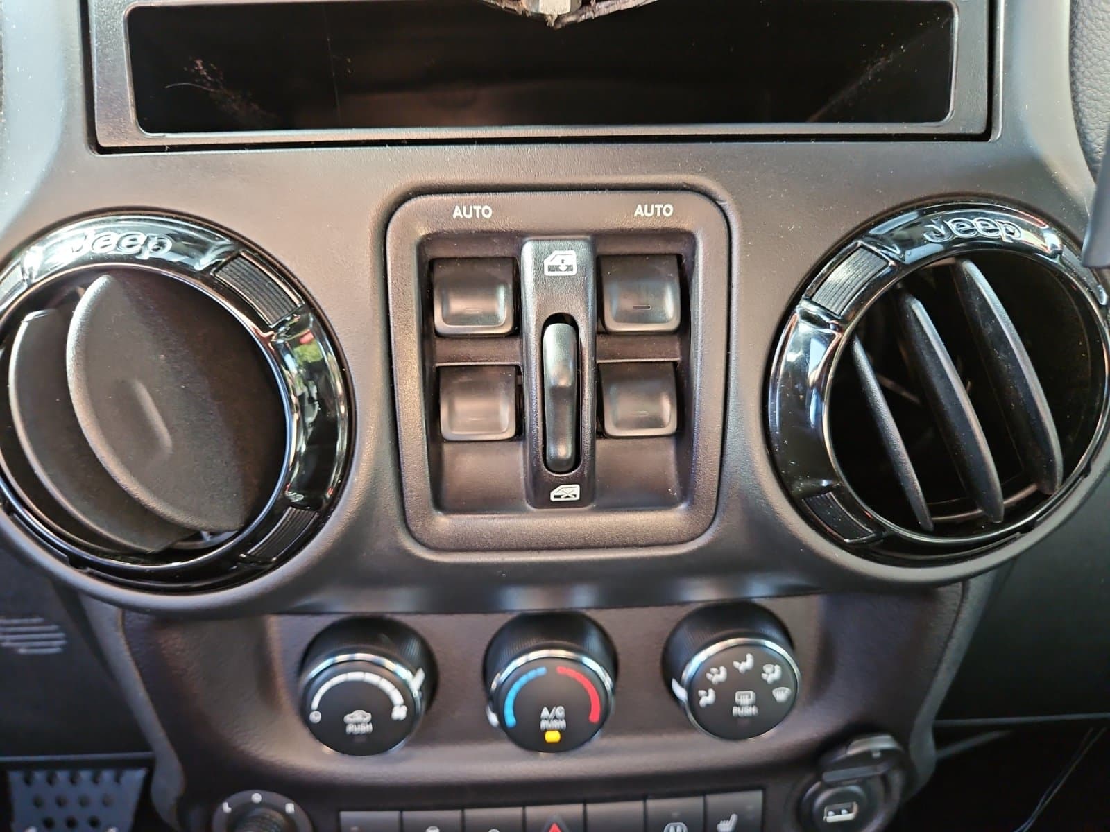 Pre-Owned 2016 Jeep Wrangler Unlimited Sahara - photo - 27