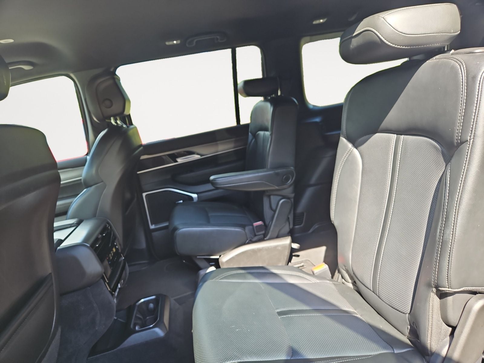 Pre-Owned 2025 Jeep Wagoneer Series II - photo - 12