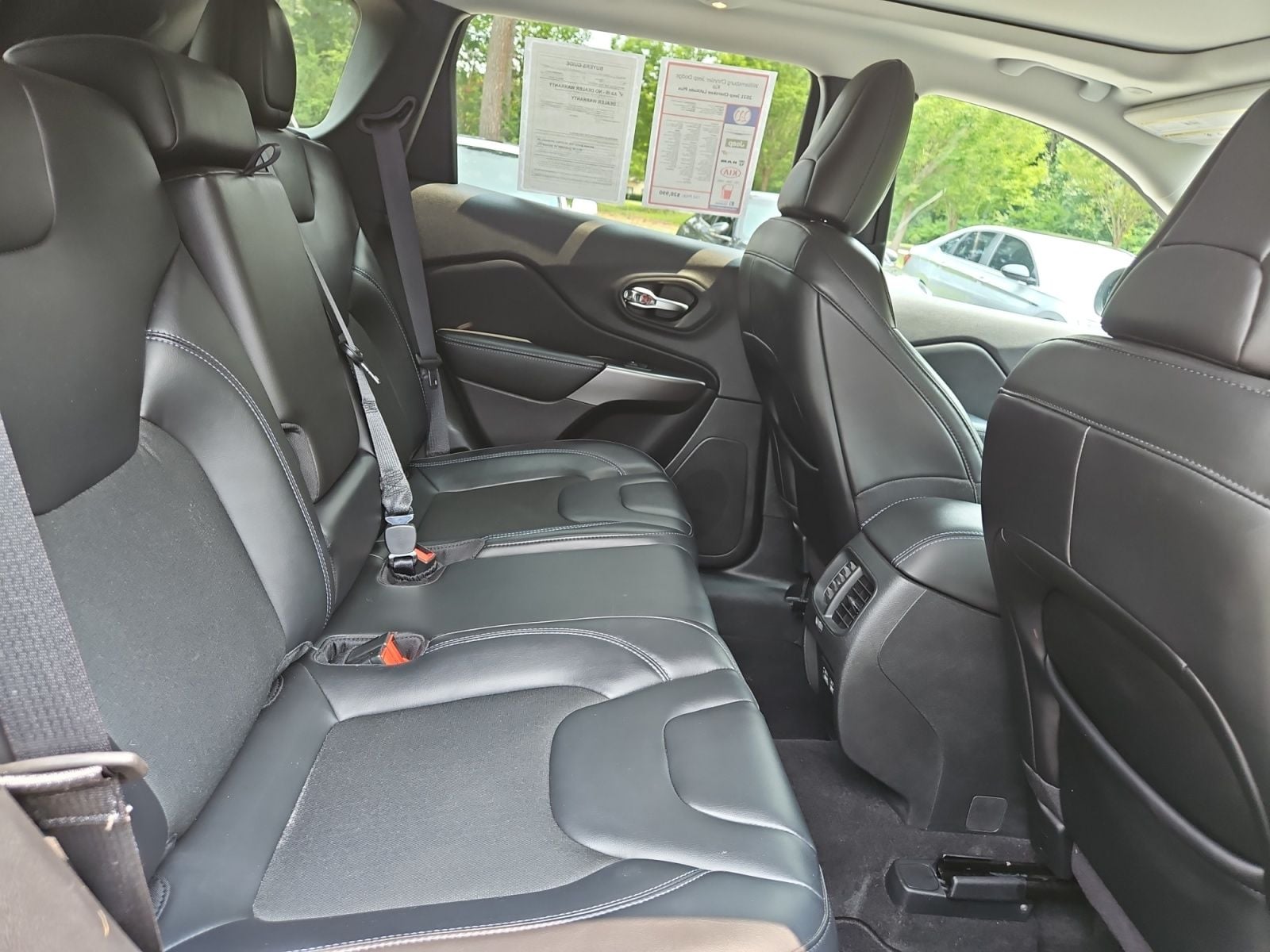Pre-Owned 2021 Jeep Cherokee Latitude Plus - photo - 16