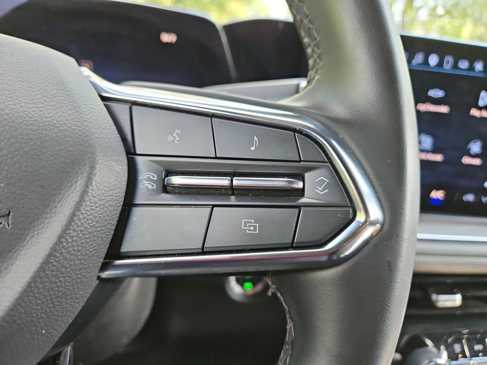 Pre-Owned 2025 Chevrolet Suburban LT - photo - 25