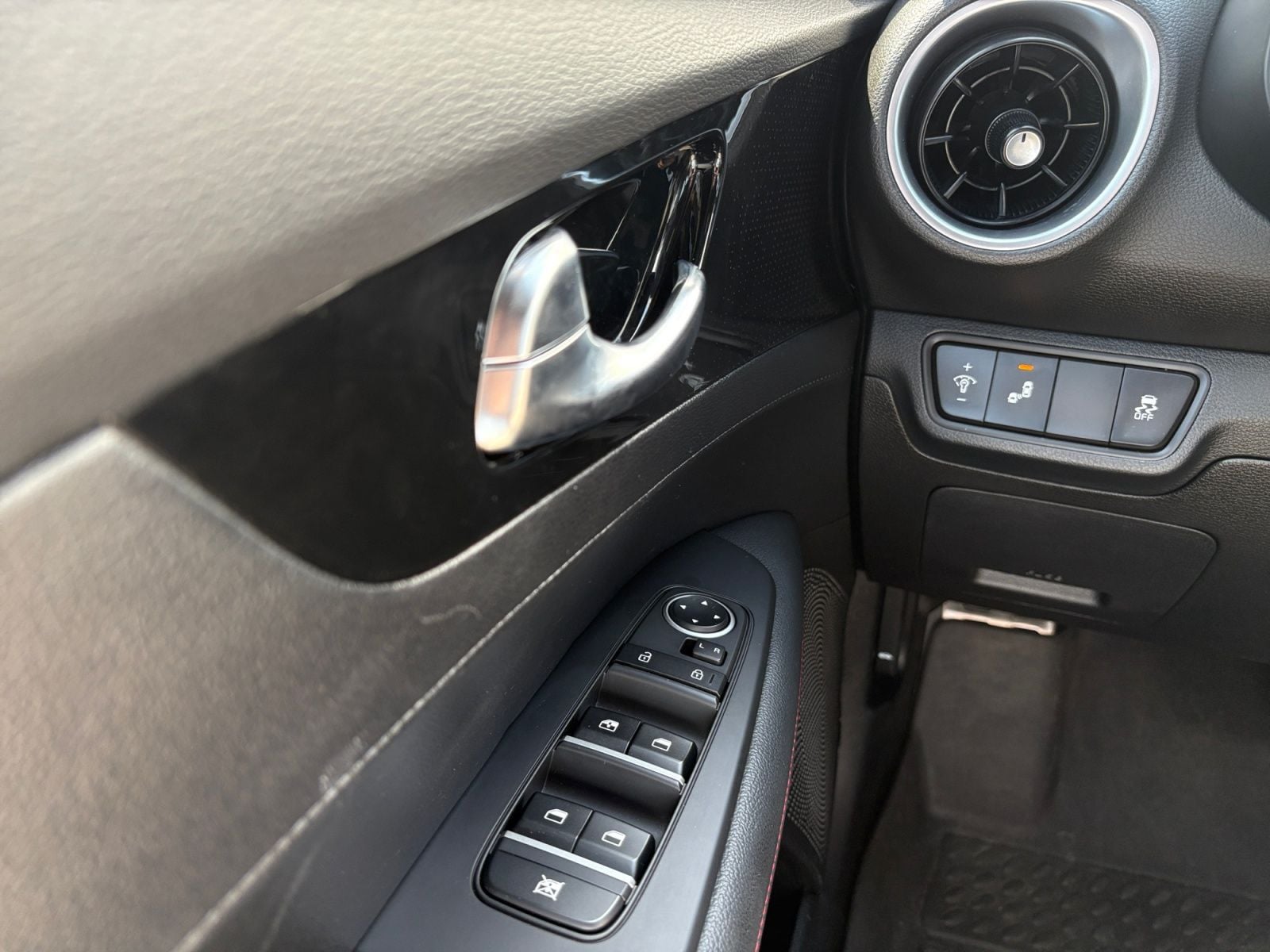 Pre-Owned 2024 Kia Forte GT - photo - 21