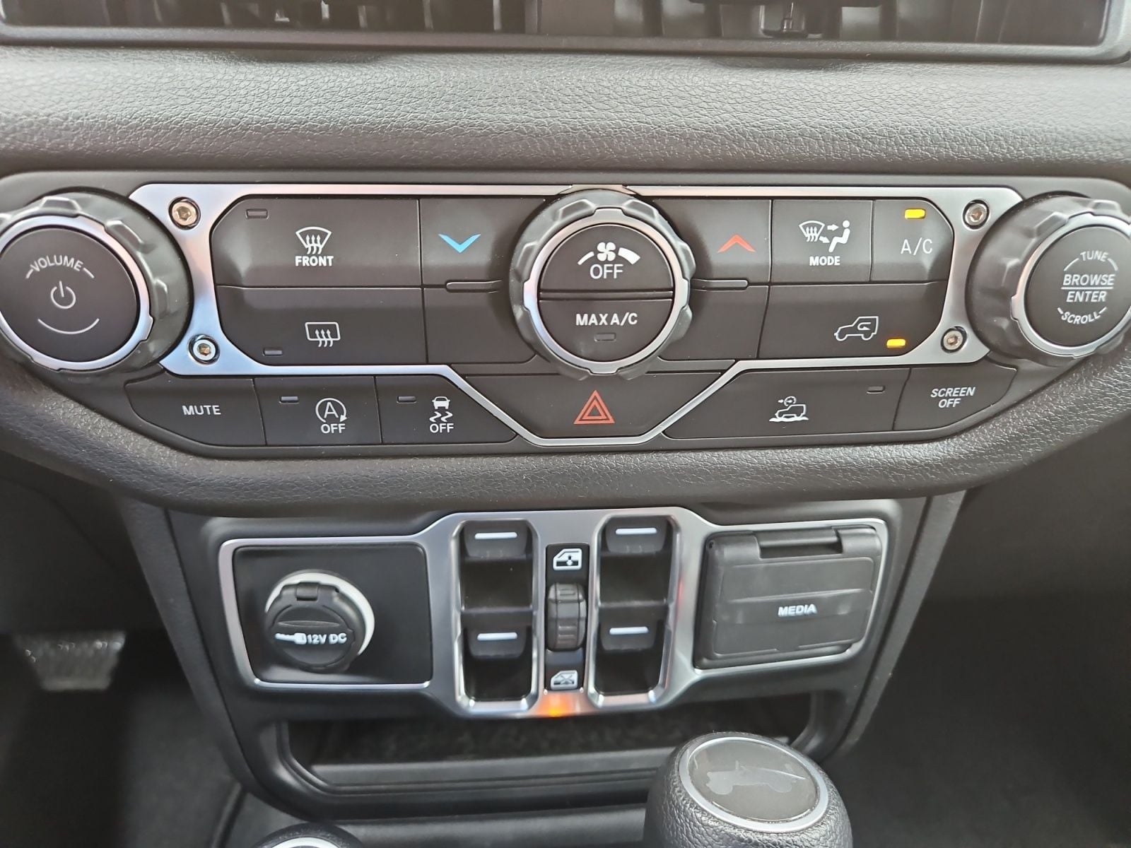 Pre-Owned 2024 Jeep Wrangler Sport S - photo - 26