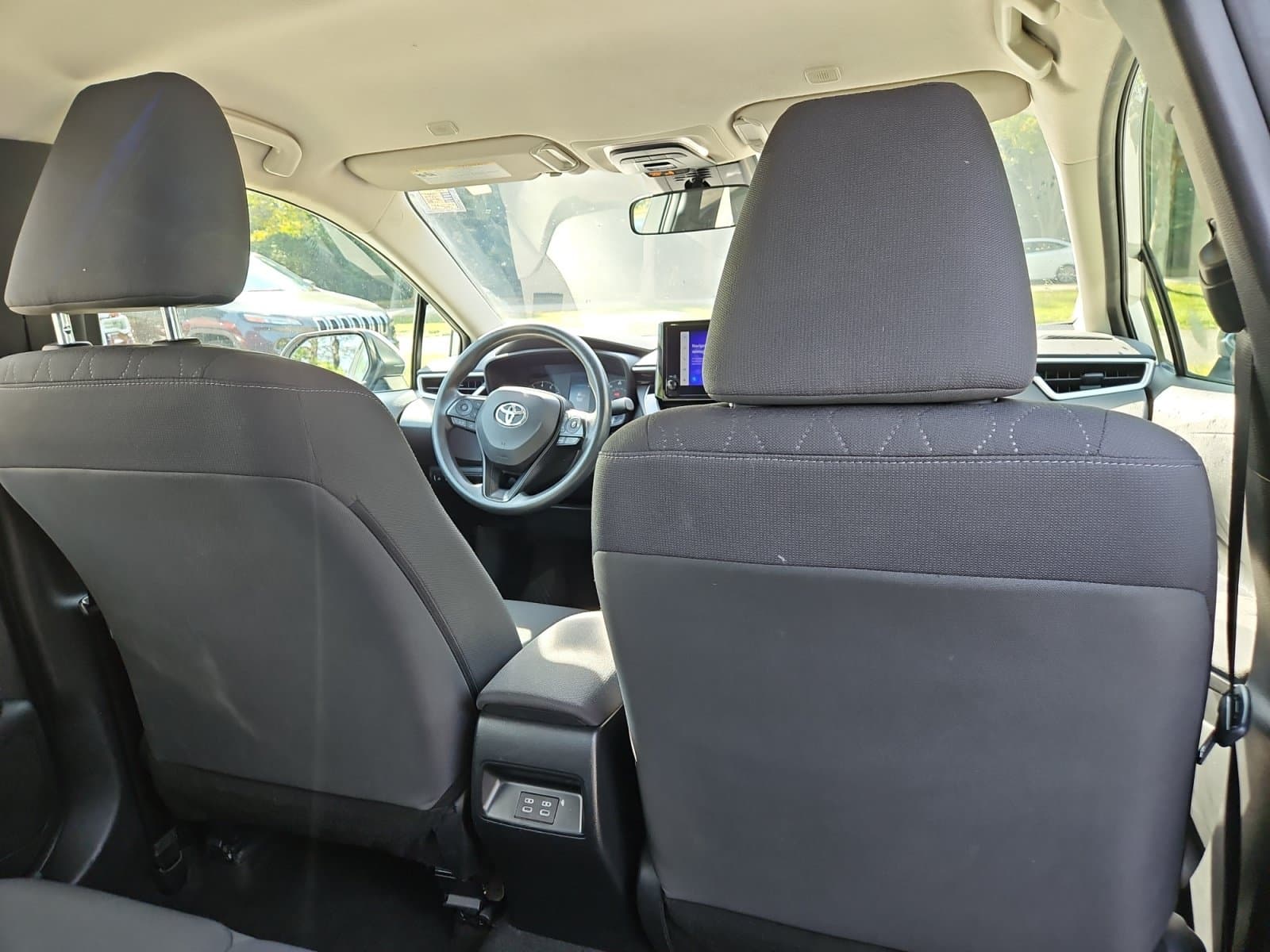 Pre-Owned 2024 Toyota Corolla LE - photo - 17