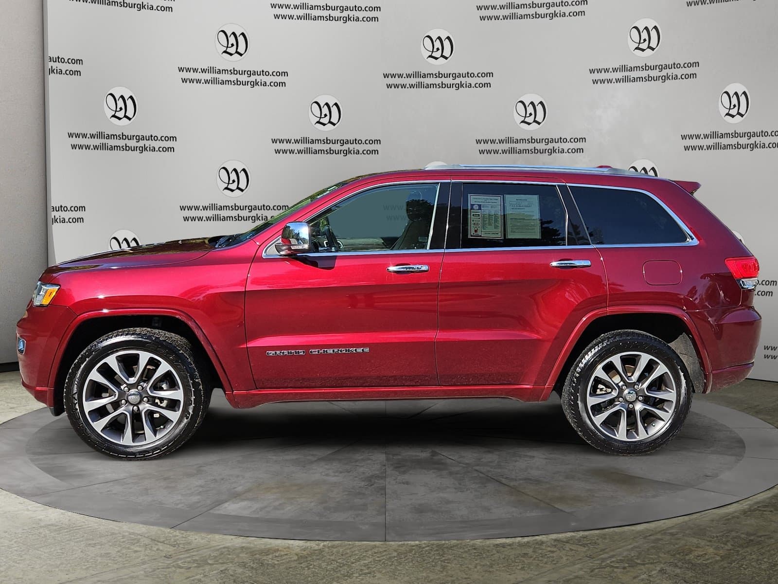 Pre-Owned 2018 Jeep Grand Cherokee Overland - photo - 1