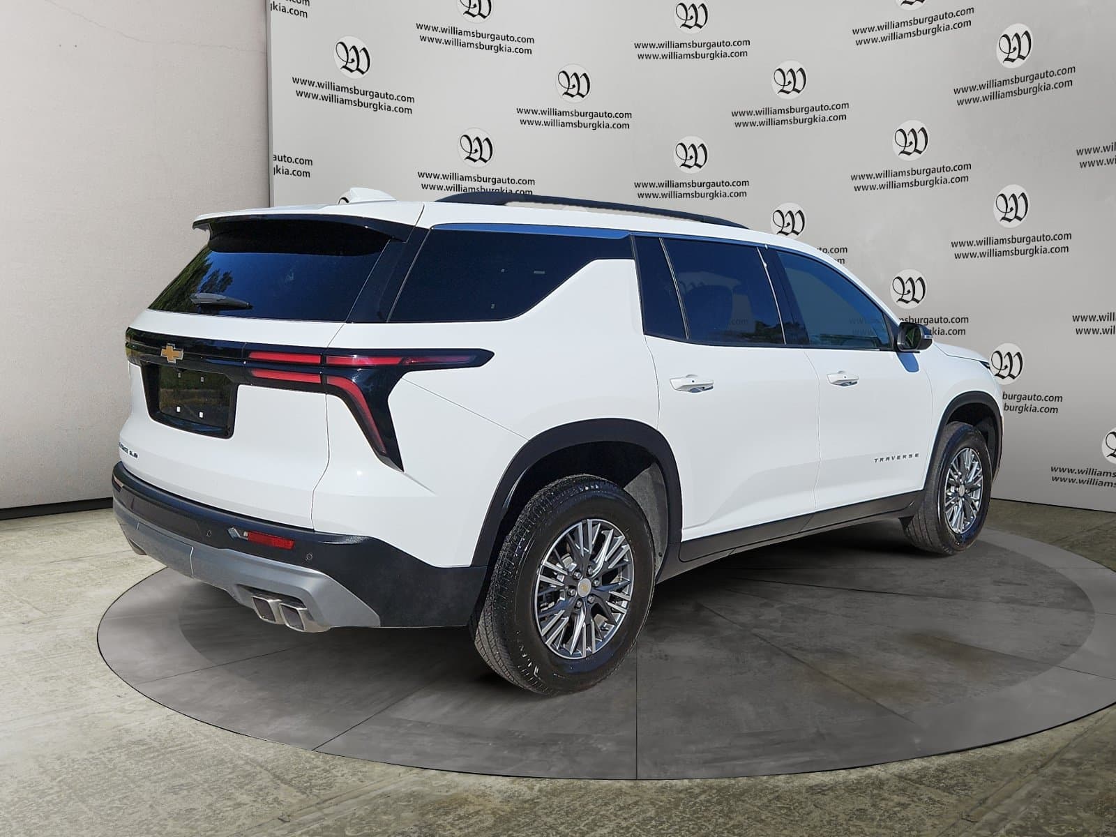 Pre-Owned 2025 Chevrolet Traverse LT - photo - 4