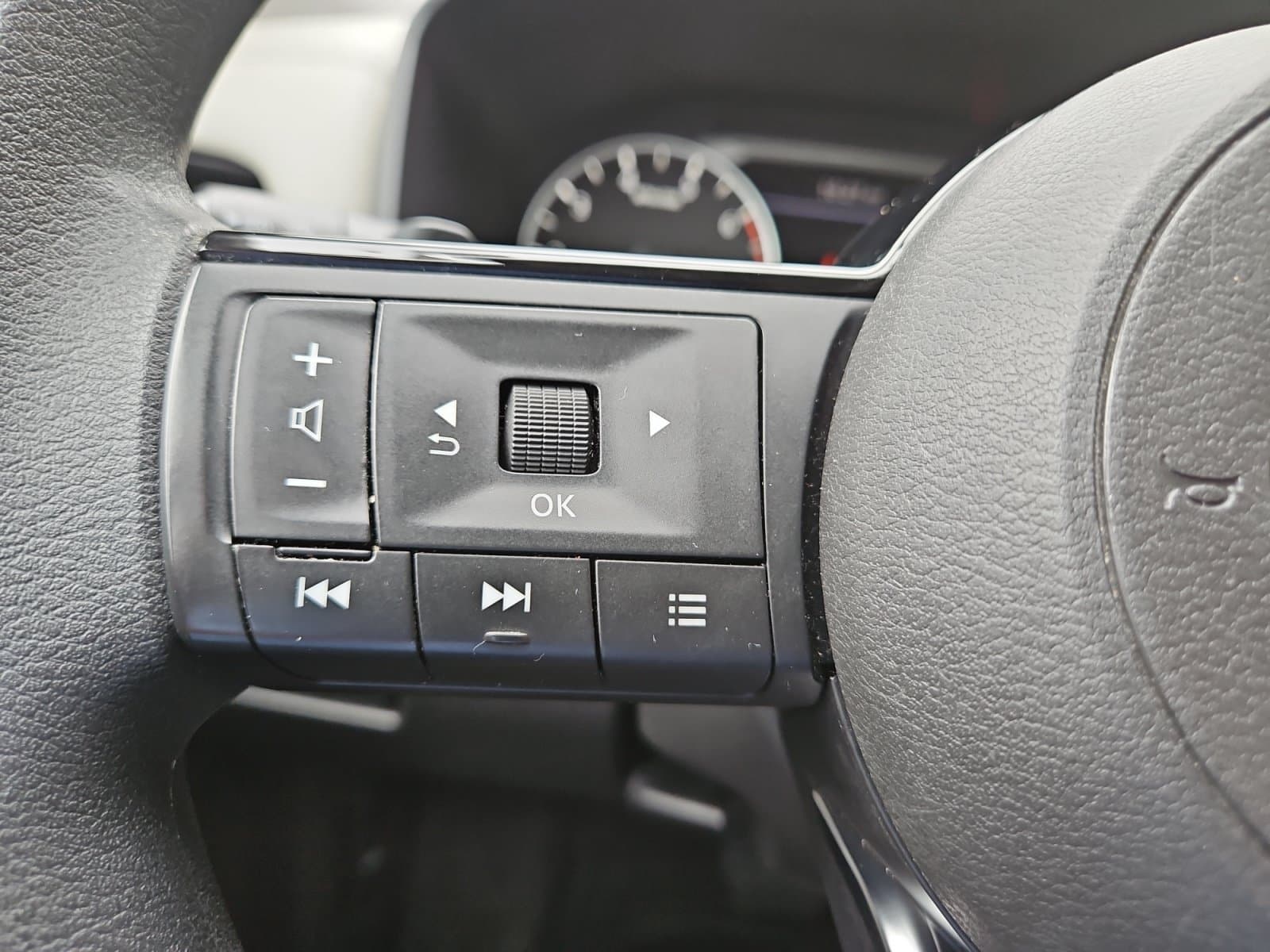 Pre-Owned 2023 Nissan Rogue SV - photo - 24