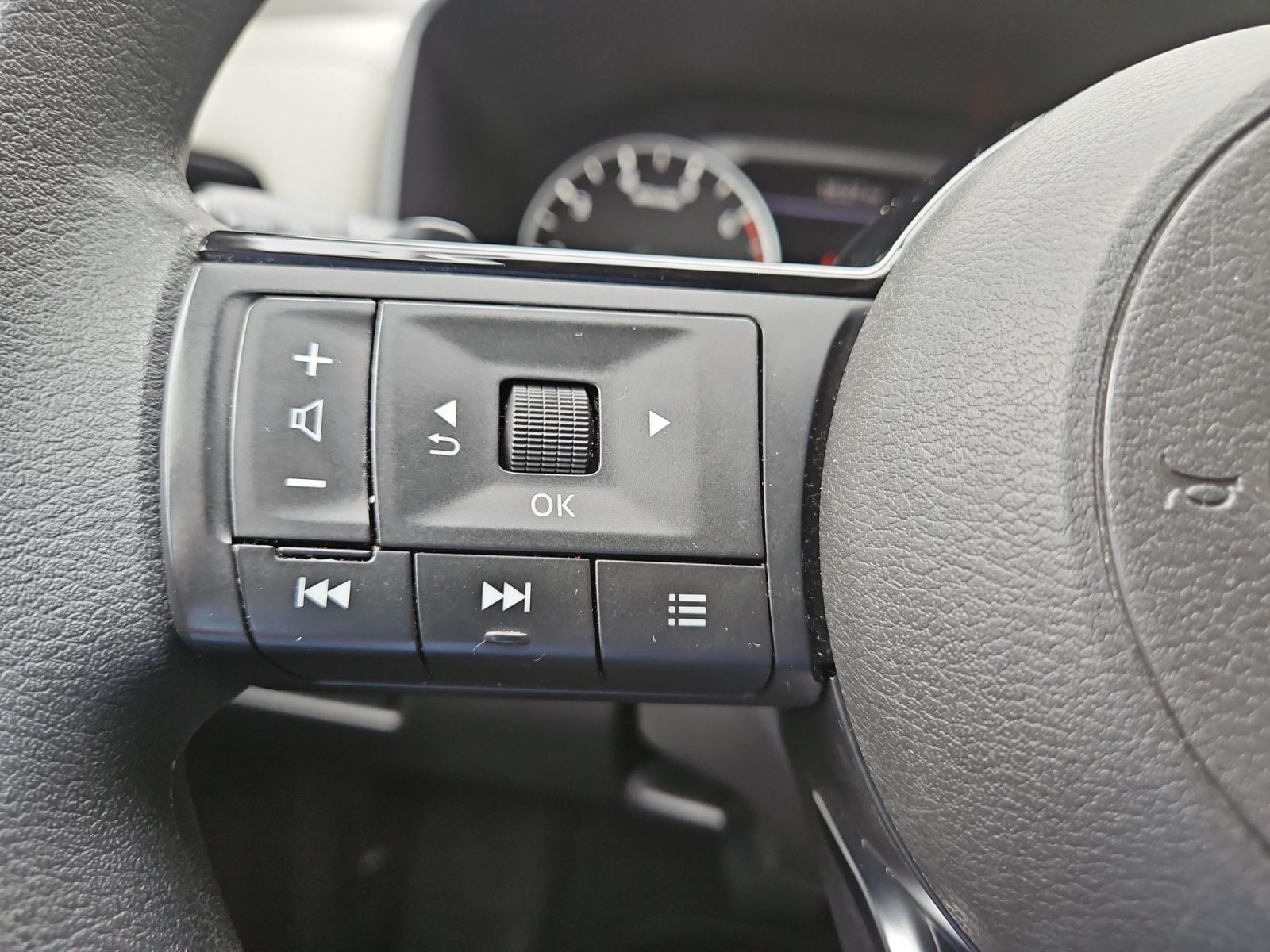 Pre-Owned 2023 Nissan Rogue SV - photo - 24