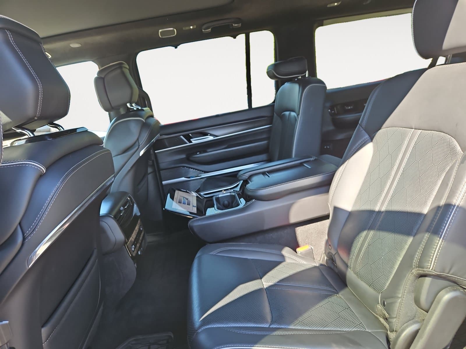 Pre-Owned 2024 Jeep Grand Wagoneer L Series II - photo - 12