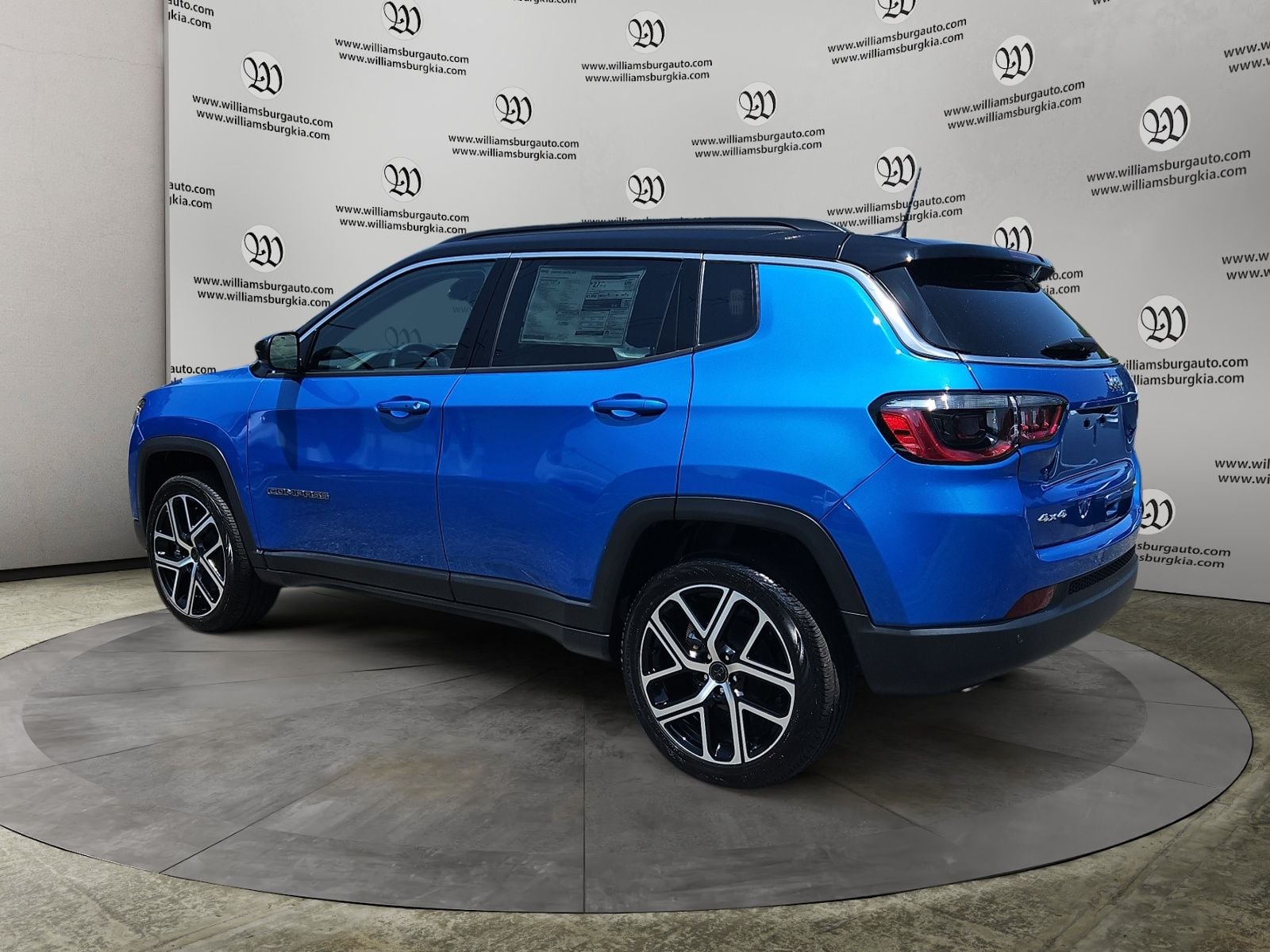 New 2025 Jeep Compass Limited - photo - 2