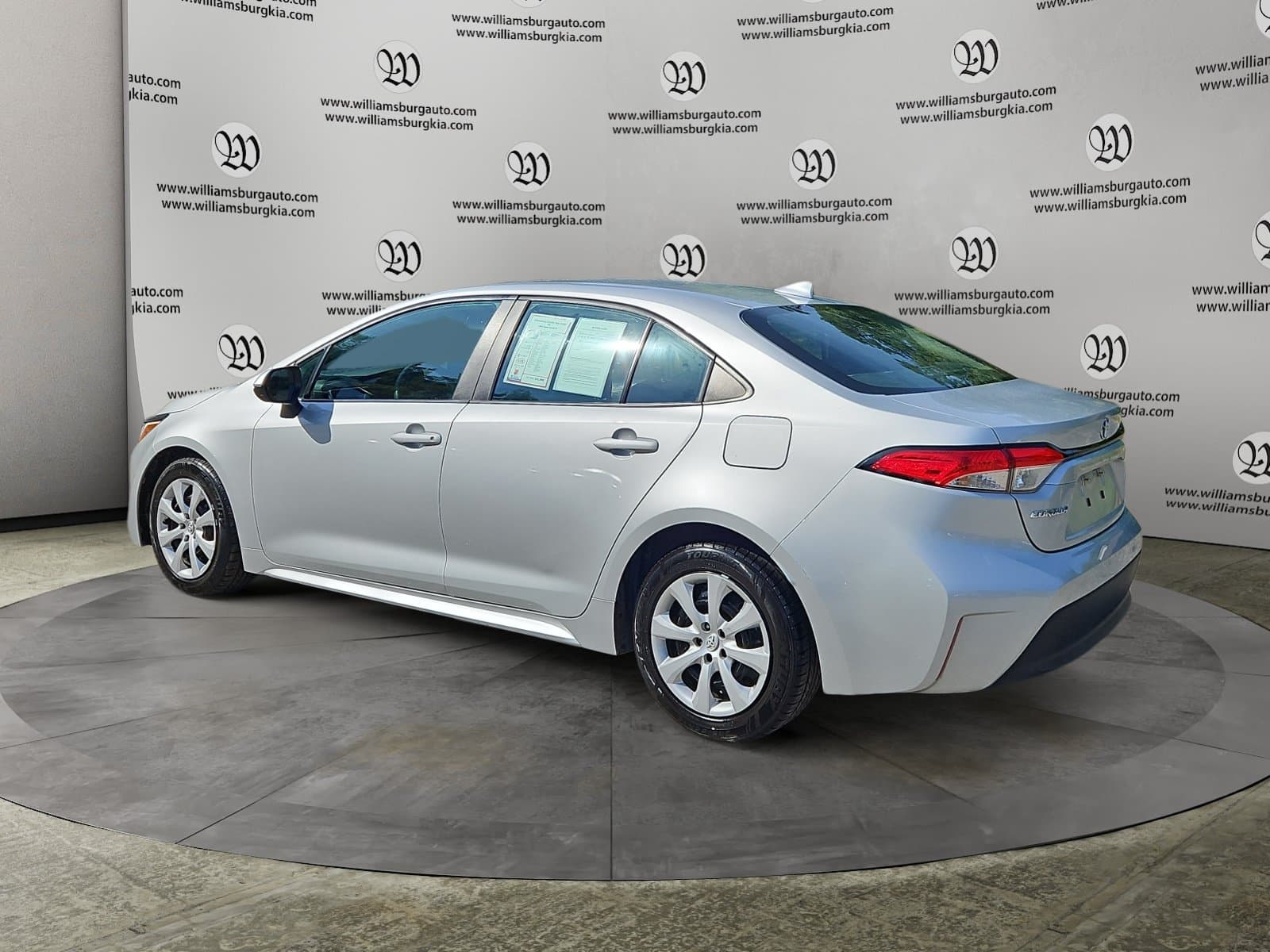 Pre-Owned 2024 Toyota Corolla LE - photo - 2