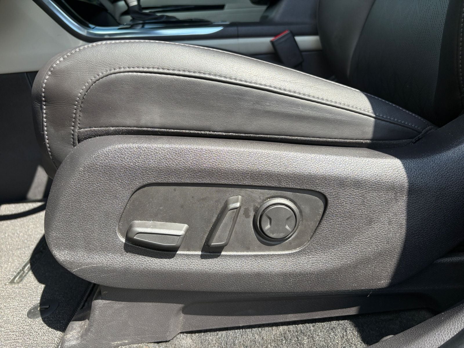 Pre-Owned 2024 Kia Carnival EX - photo - 25