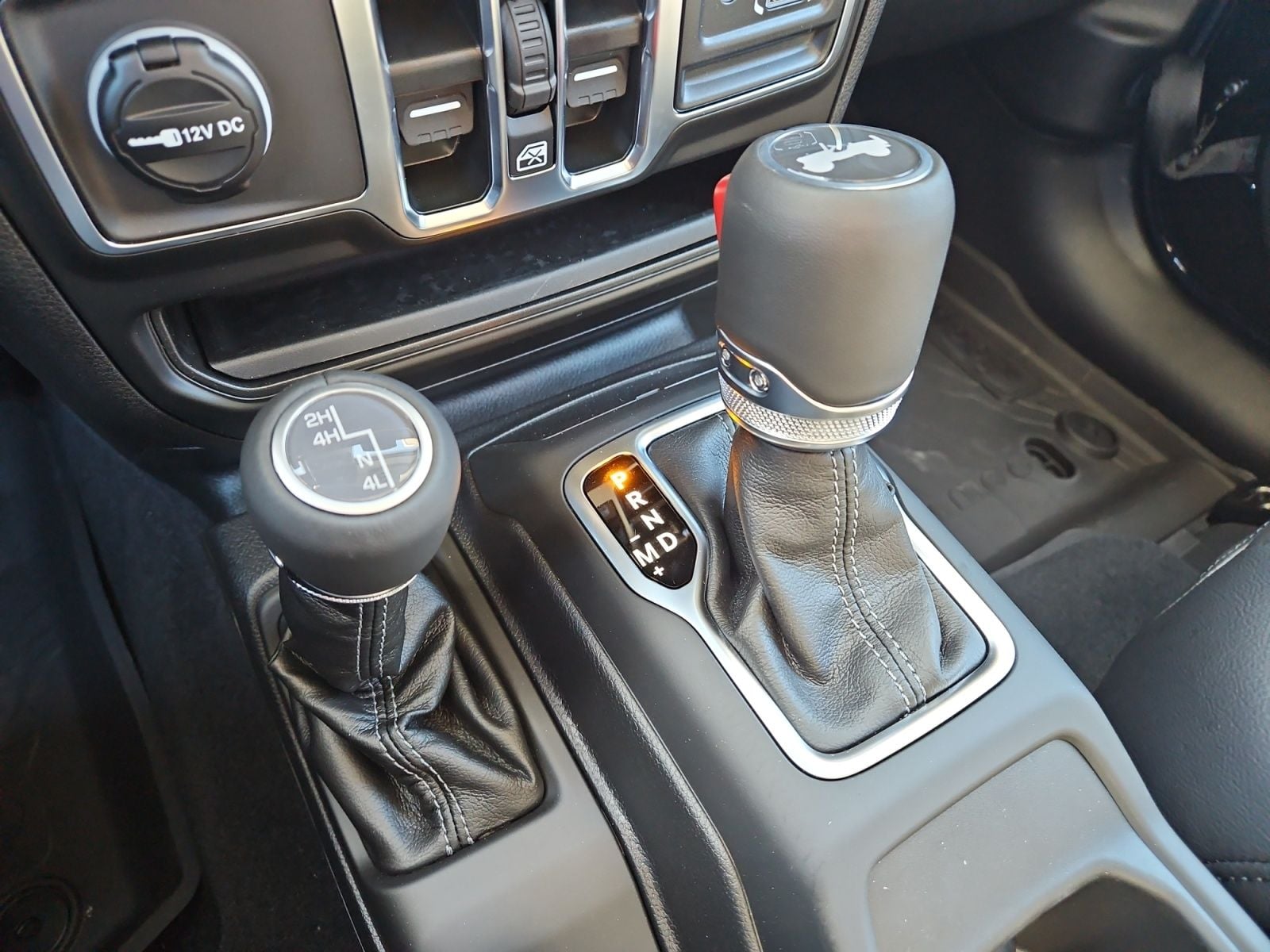 New 2025 Jeep Wrangler Sahara - photo - 26