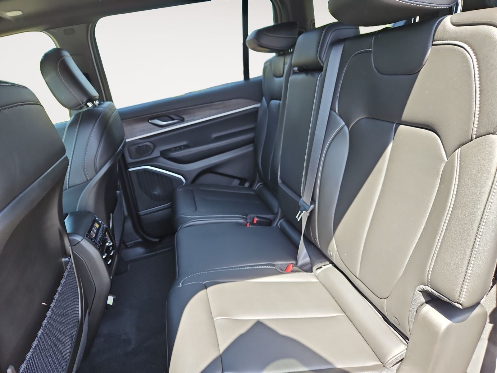 New 2026 Jeep Grand Cherokee L Limited - photo - 12