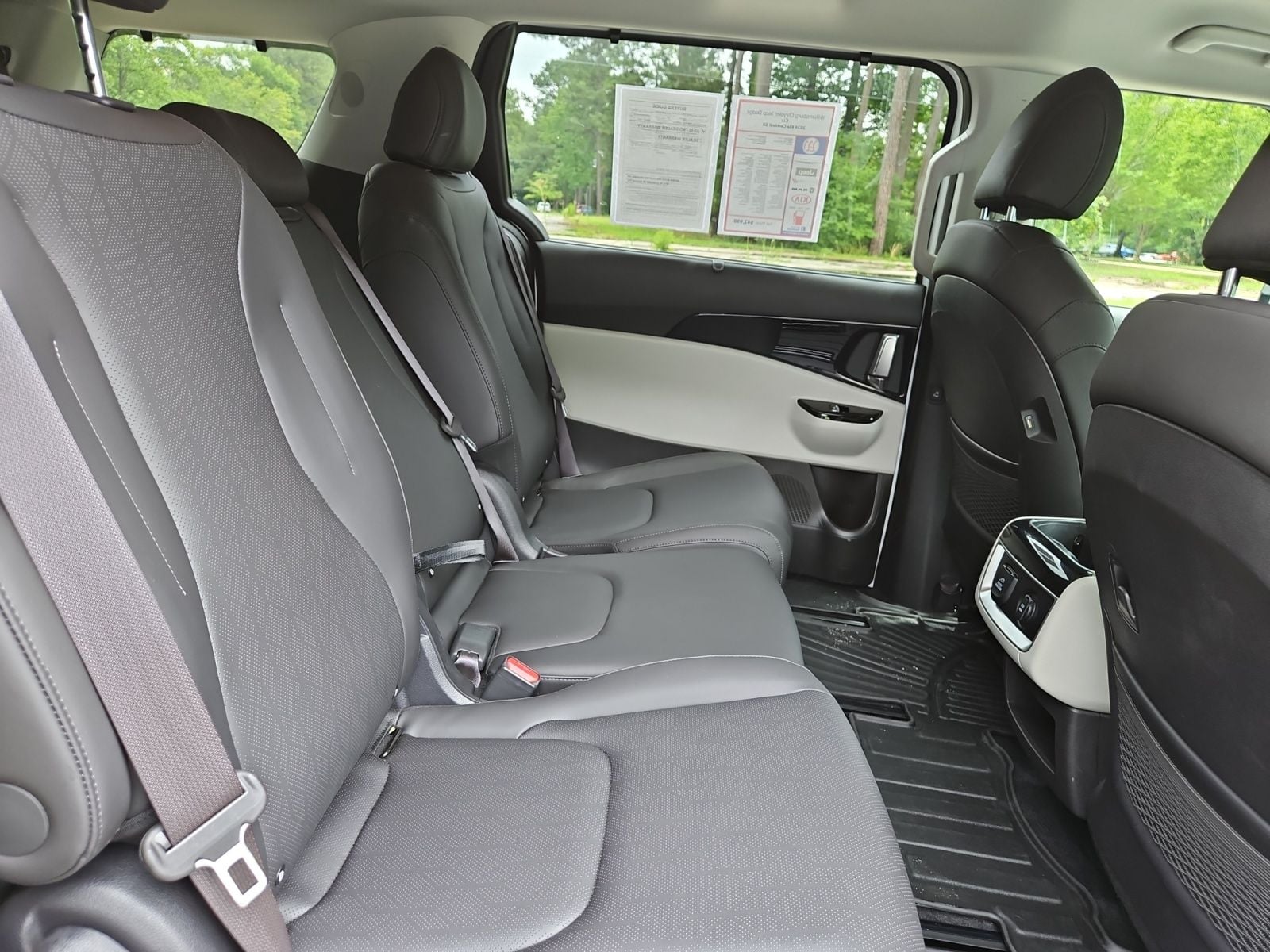 Pre-Owned 2024 Kia Carnival SX - photo - 16