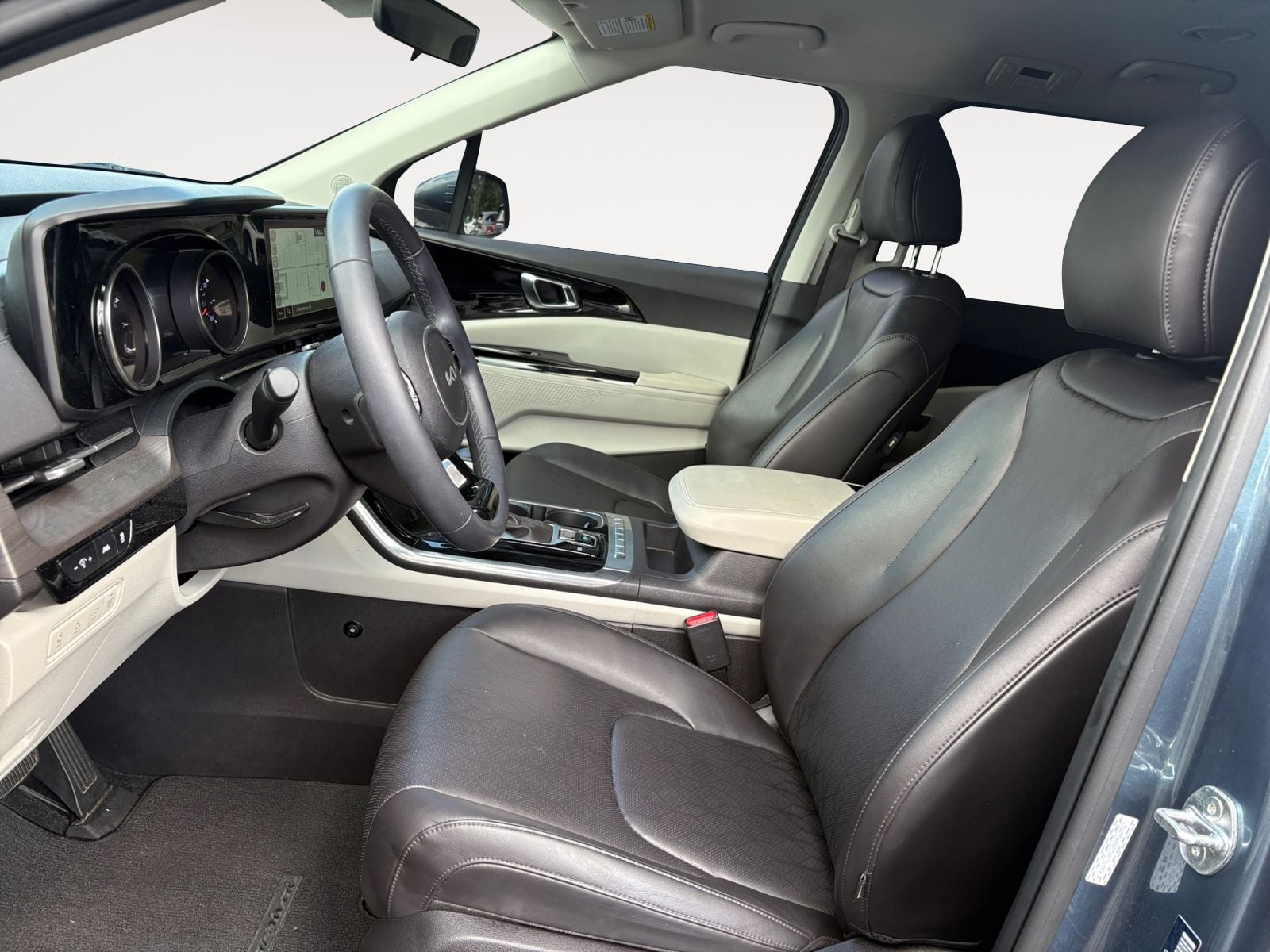 Pre-Owned 2024 Kia Carnival EX - photo - 8