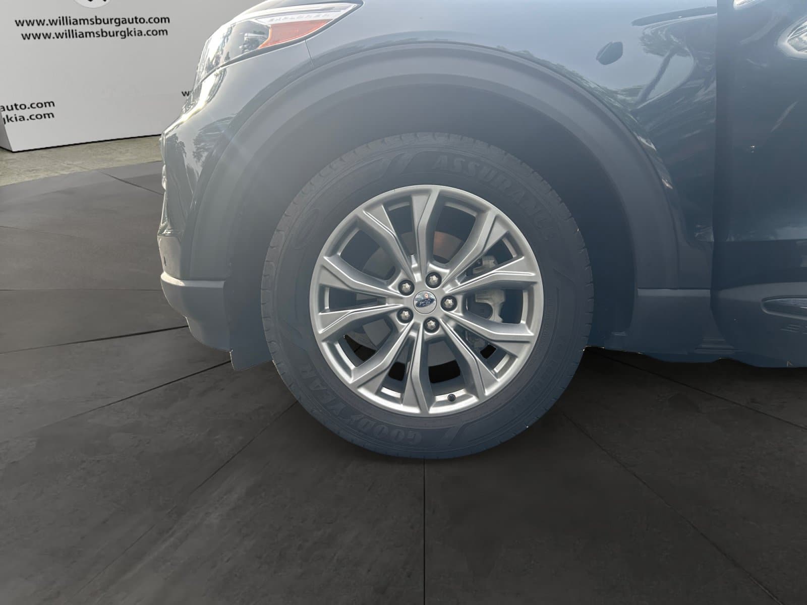 Pre-Owned 2023 Ford Explorer Limited - photo - 13