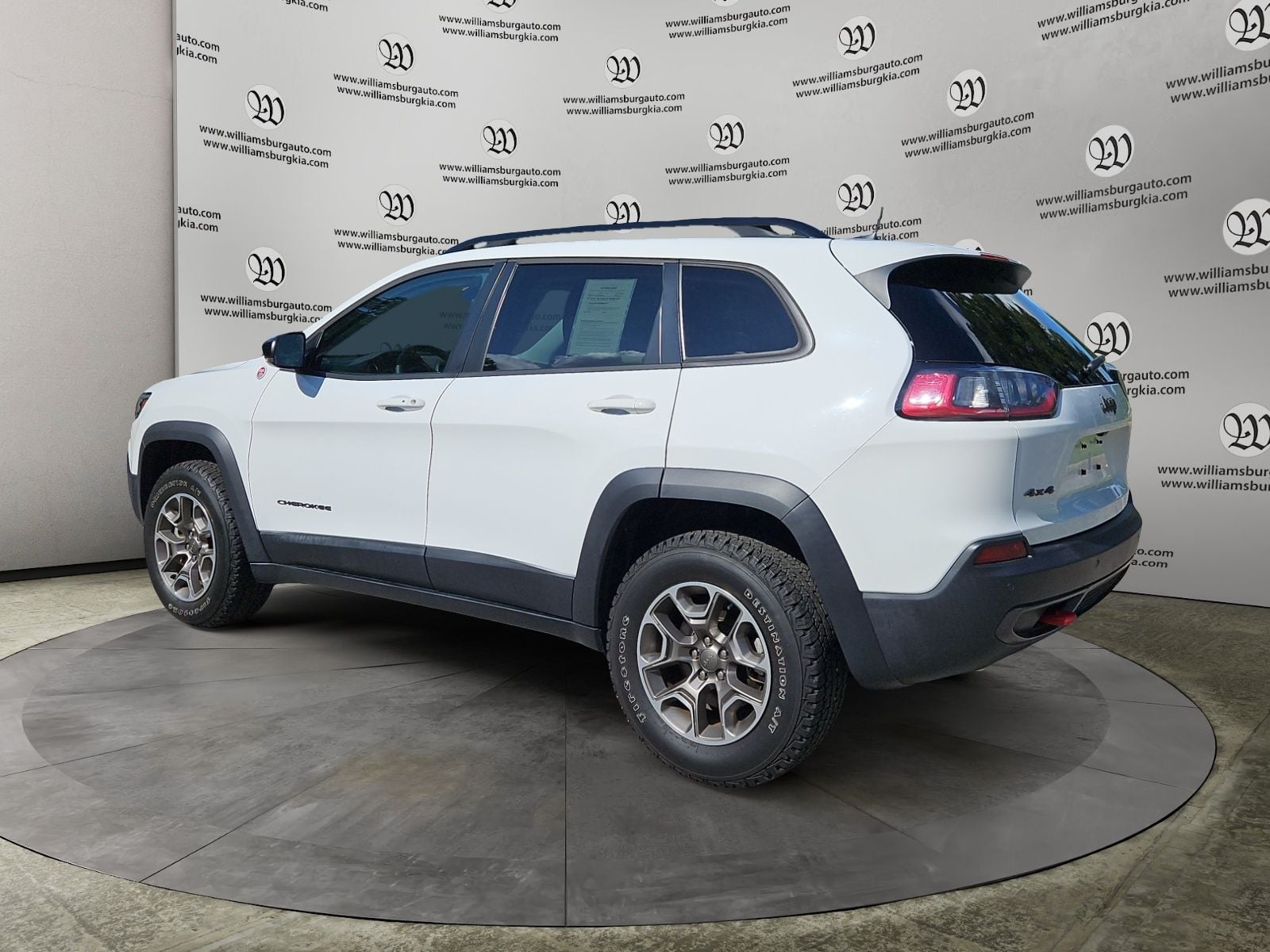 Pre-Owned 2022 Jeep Cherokee Trailhawk - photo - 2