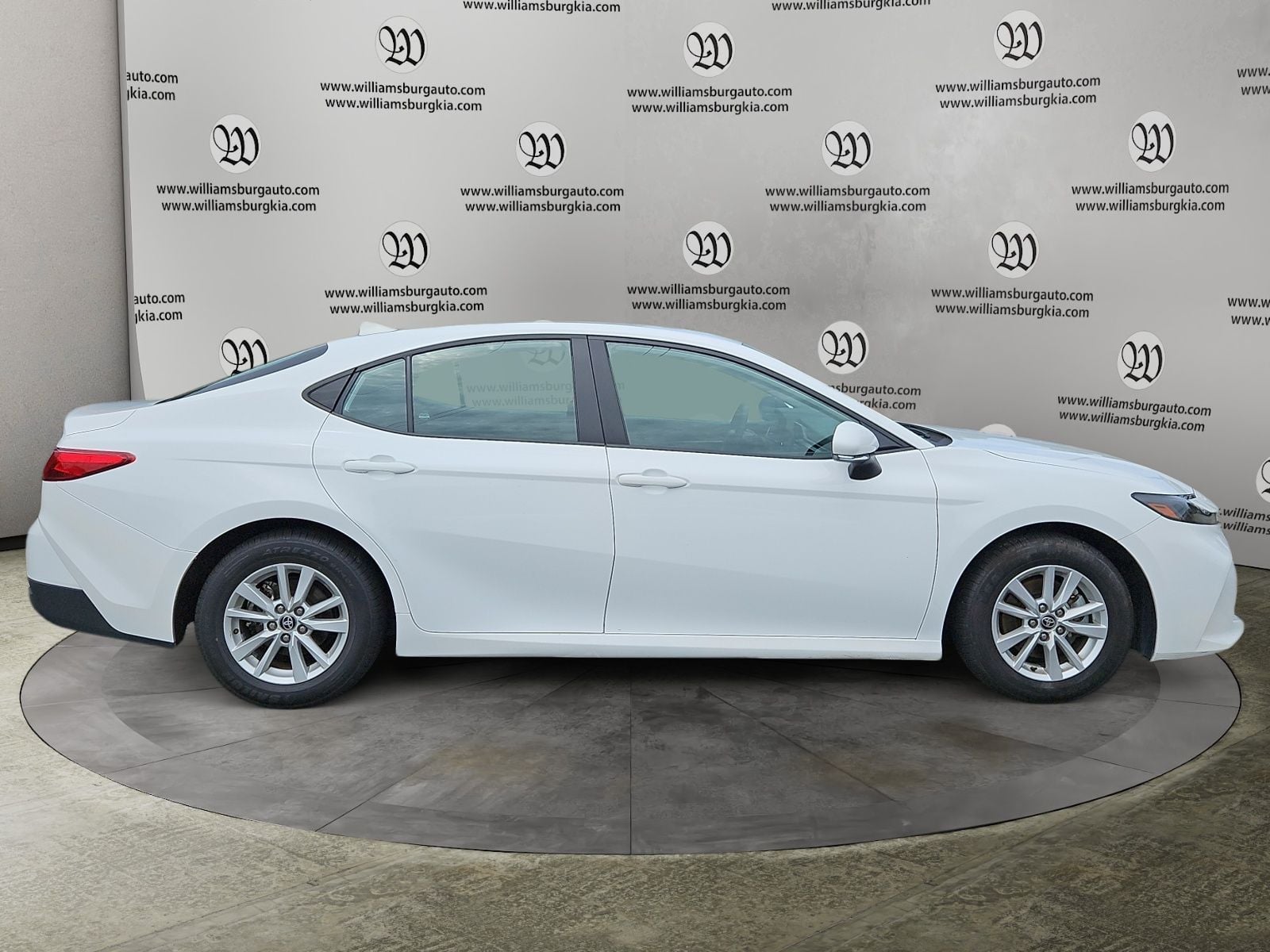 Pre-Owned 2025 Toyota Camry LE - photo - 5