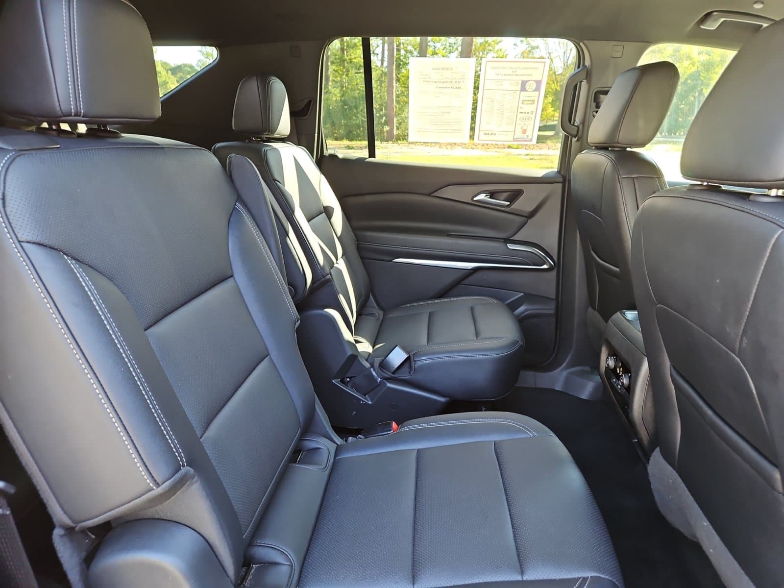Pre-Owned 2025 Chevrolet Traverse LT - photo - 16